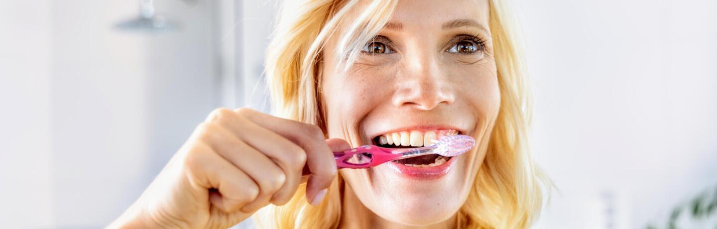 oc_woman-brushing-teeths_lifestyle
