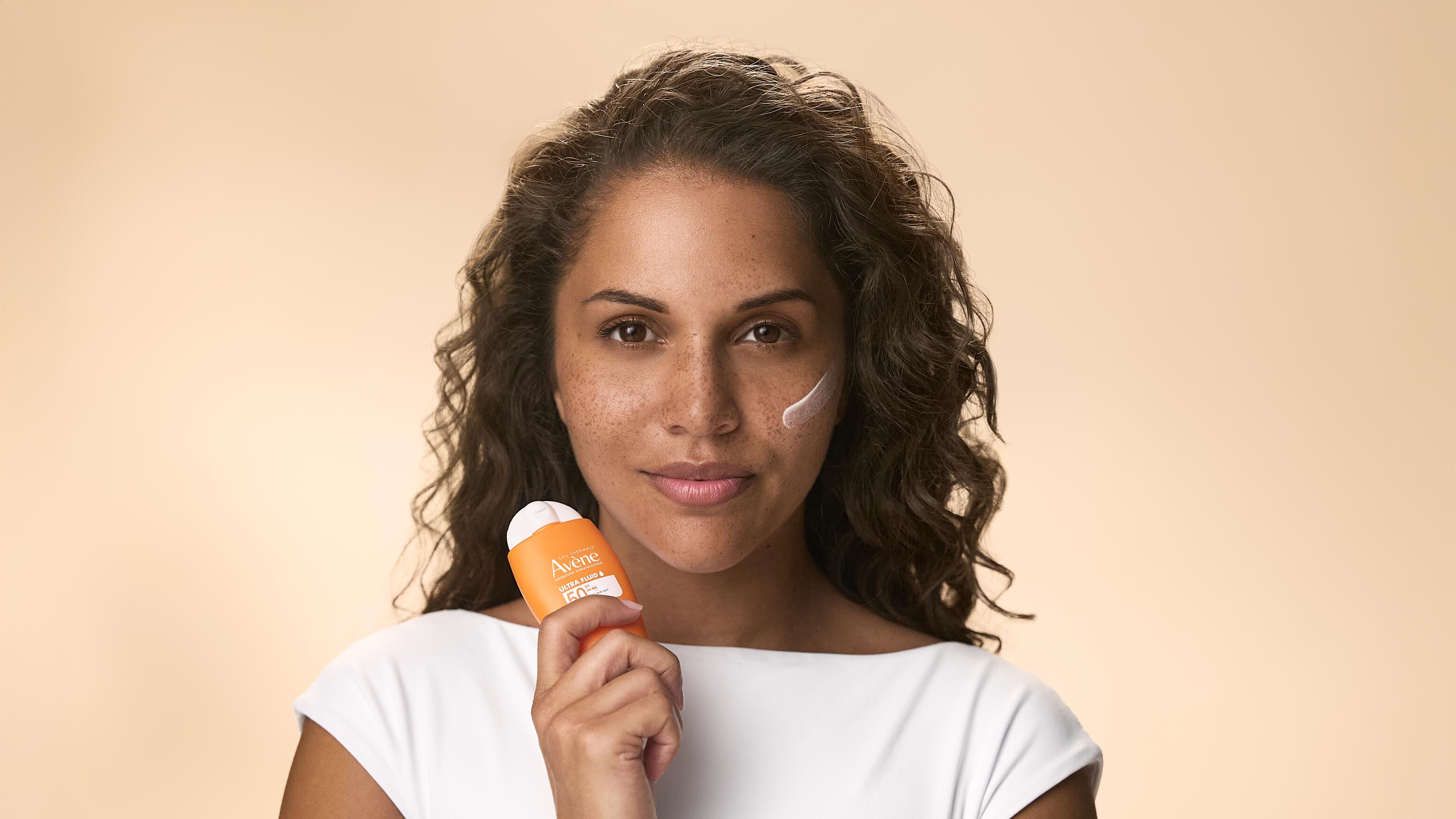 av_suncare_ultra_fluid_spf50_joanna_texture_16x9_3282770392654