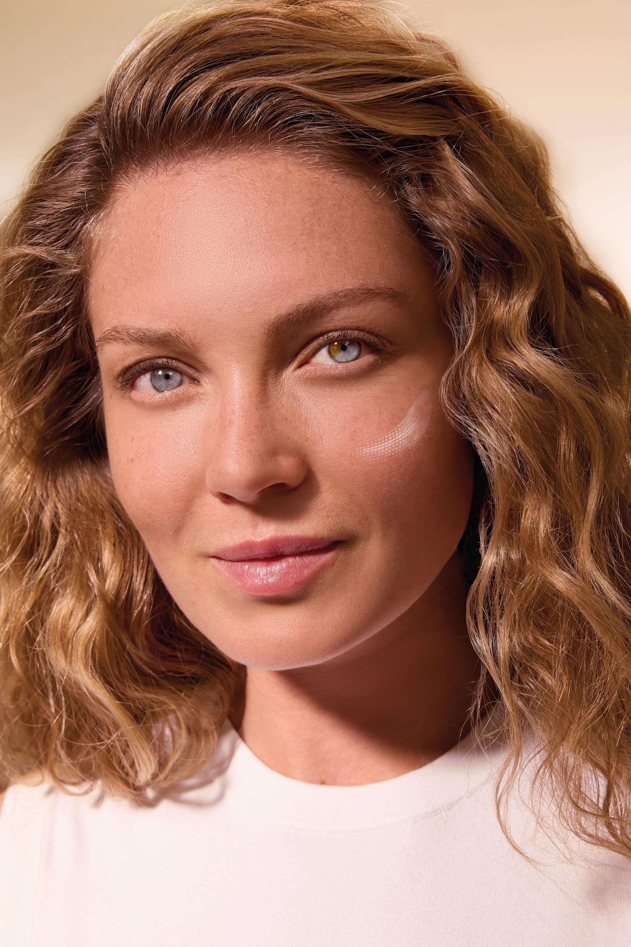 av_suncare_ultra_fluid_encoding_model_Mélissa_3282770392654_CMJN