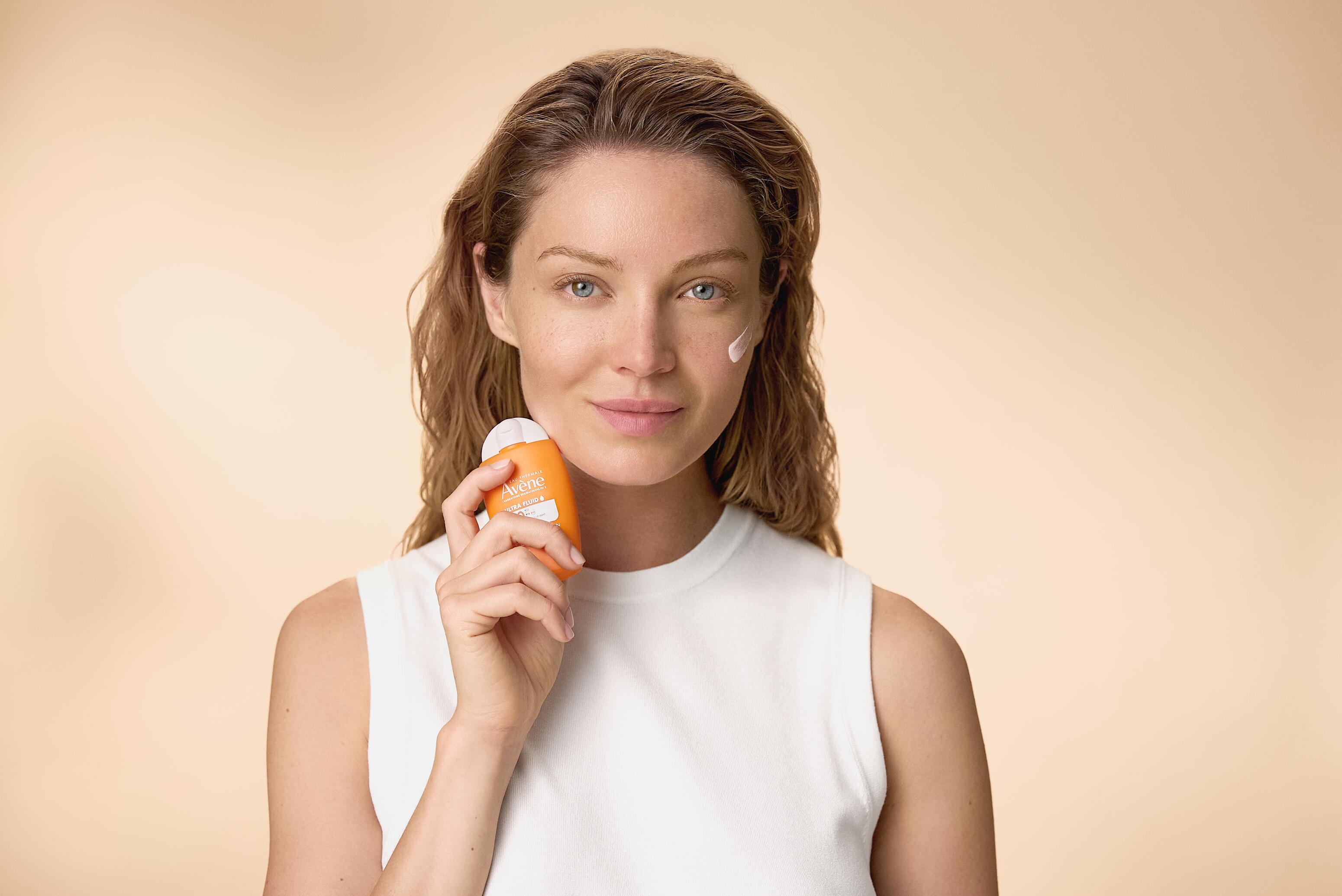 av_suncare_ultra_fluid_spf50_melissa_texture_full_3282770392654