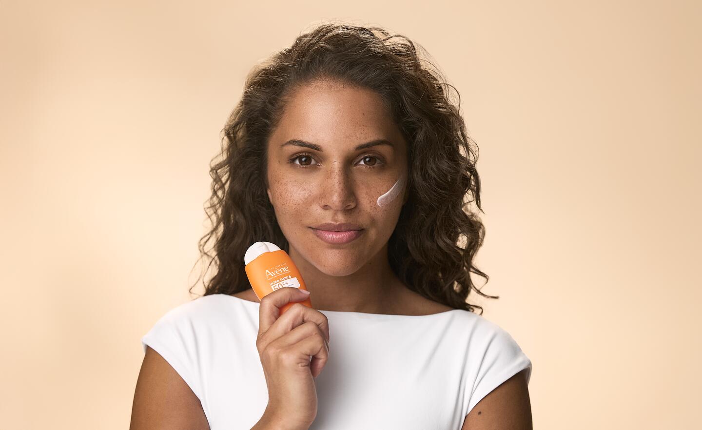 av_suncare_ultra_fluid_spf50_joanna_texture_full_3282770392654