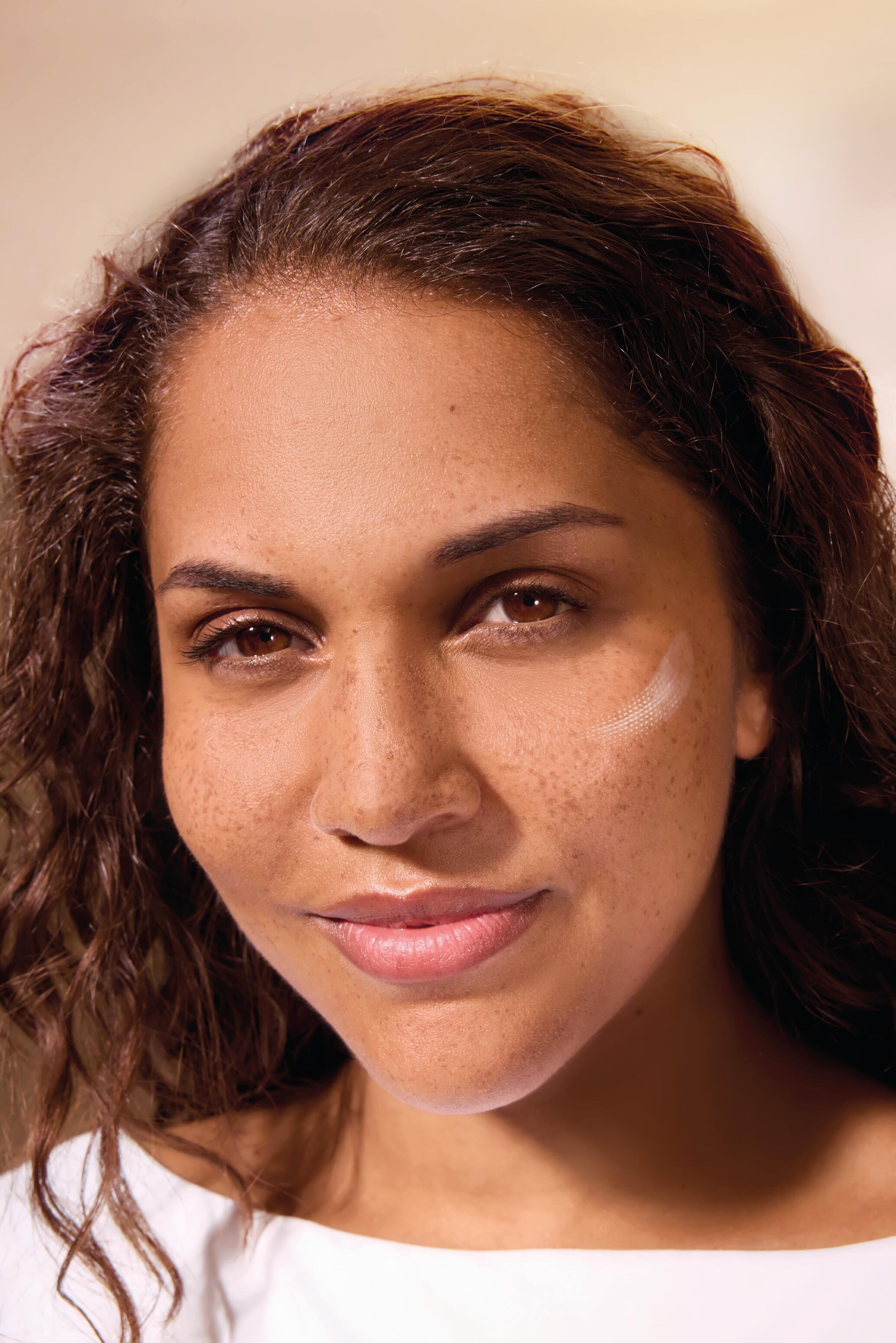 av_suncare_ultra_fluid_encoding_model_Joanna_3282770392654_CMJN