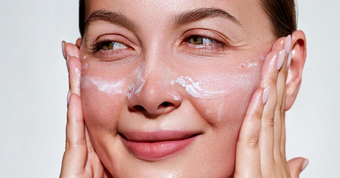 AD_SOLAR_WOMAN-APPLYING-CREAM-BEACH-FACE_LARGE_2021