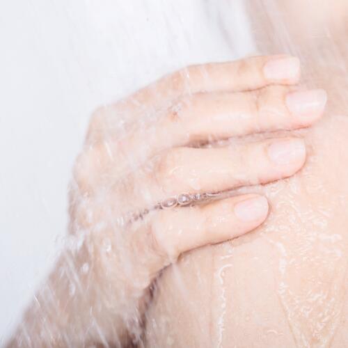 Łagodzenie swędzenia skóry po prysznicu
