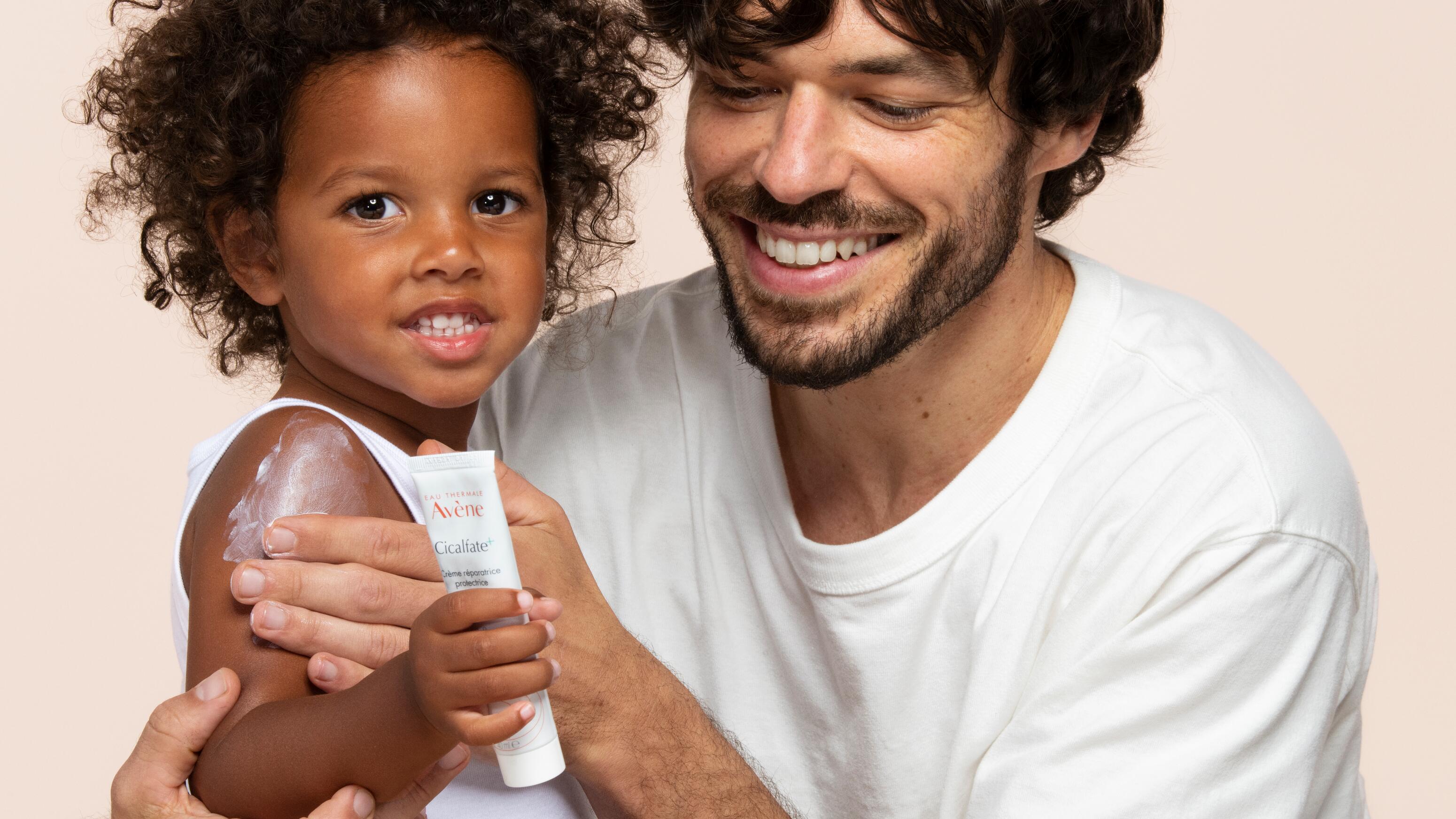 av_cicalfate_repairing-protective-cream_application-nicolas-elias_8_3282770204667_hd_16x9