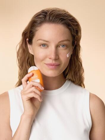 av_suncare_ultra_fluid_spf50_melissa_texture_3x4