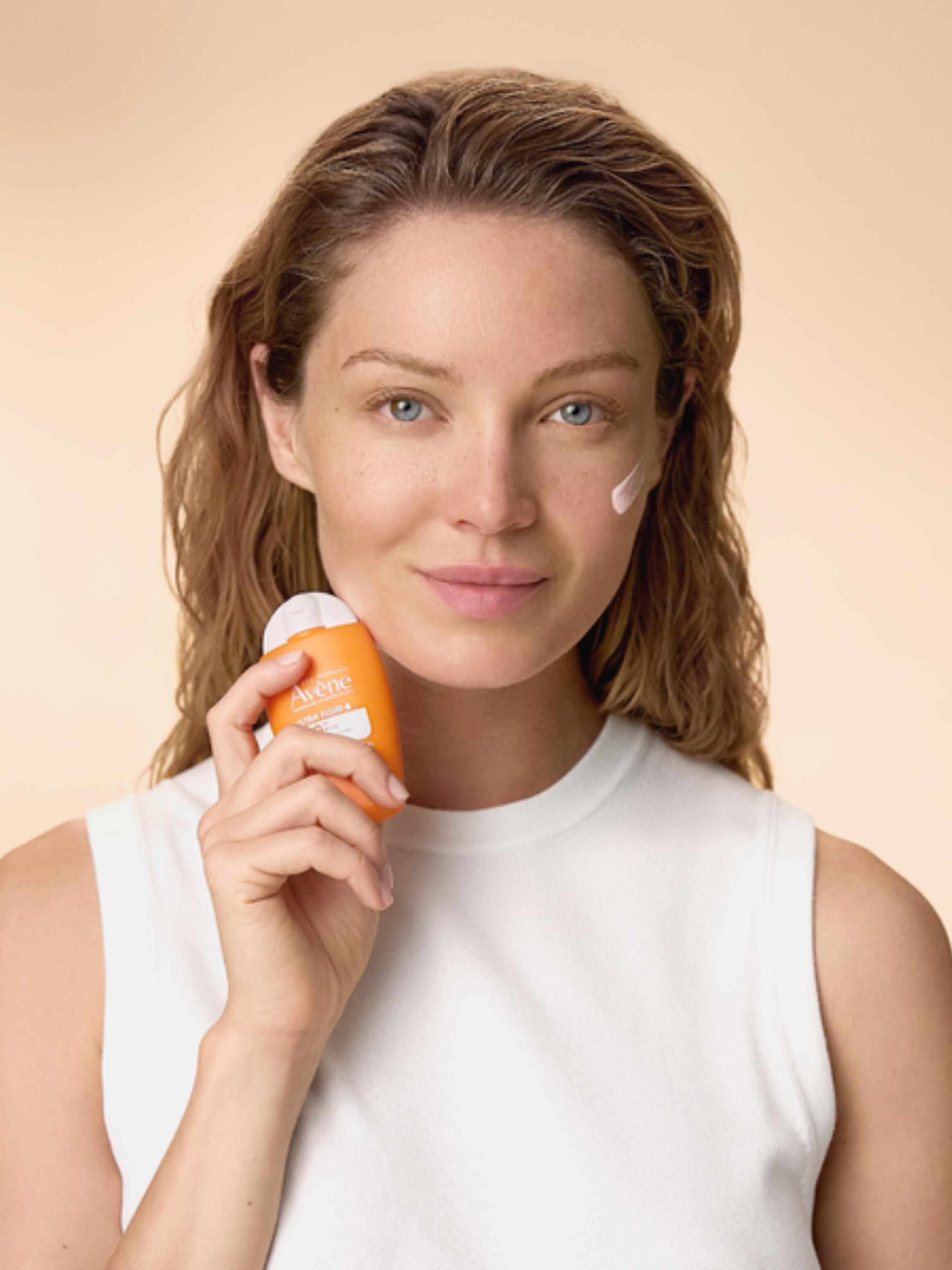 av_suncare_ultra_fluid_spf50_melissa_texture_3x4
