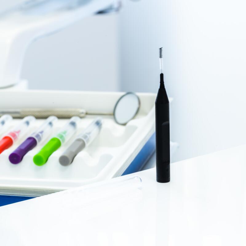 ELGYDIUM CLINIC Mono Compact 0 Czarna szczoteczka międzyzębowa