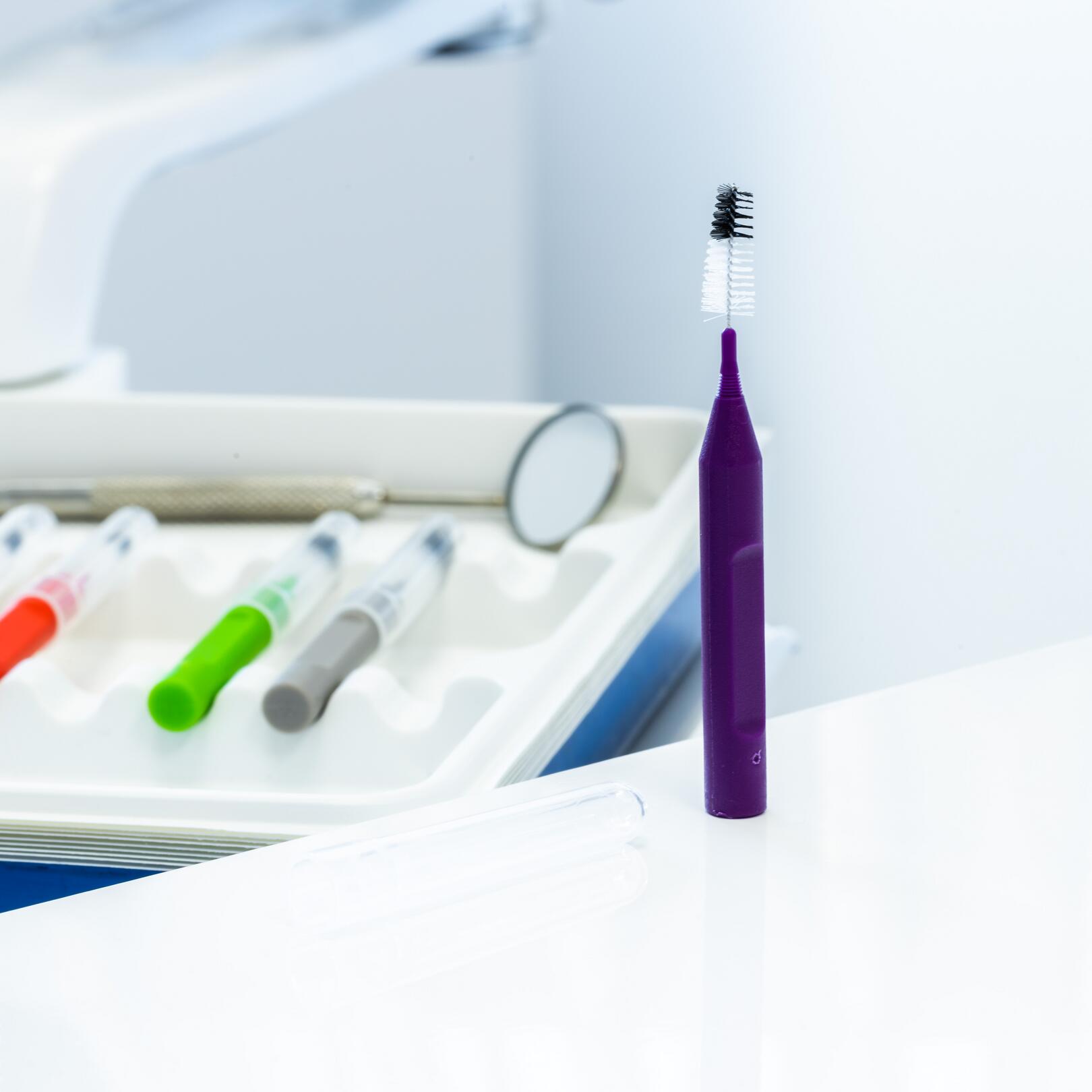 ELGYDIUM CLINIC Mono Compact 5 Purpurowa szczoteczka międzyzębowa