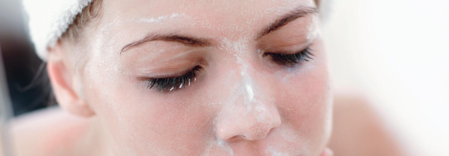 AD_ACNE_WOMAN-WASHING-FACE_SQUARE