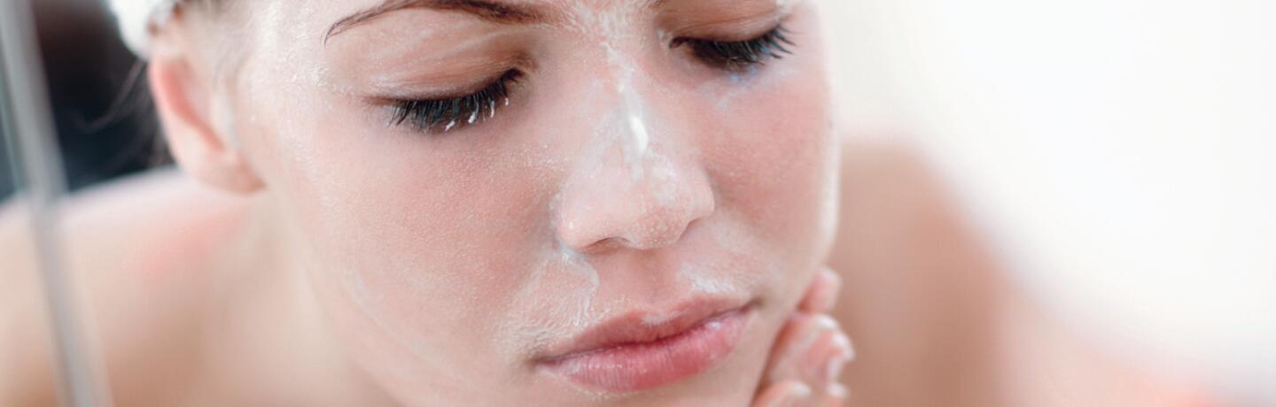 AD_ACNE_WOMAN-WASHING-FACE_LARGE