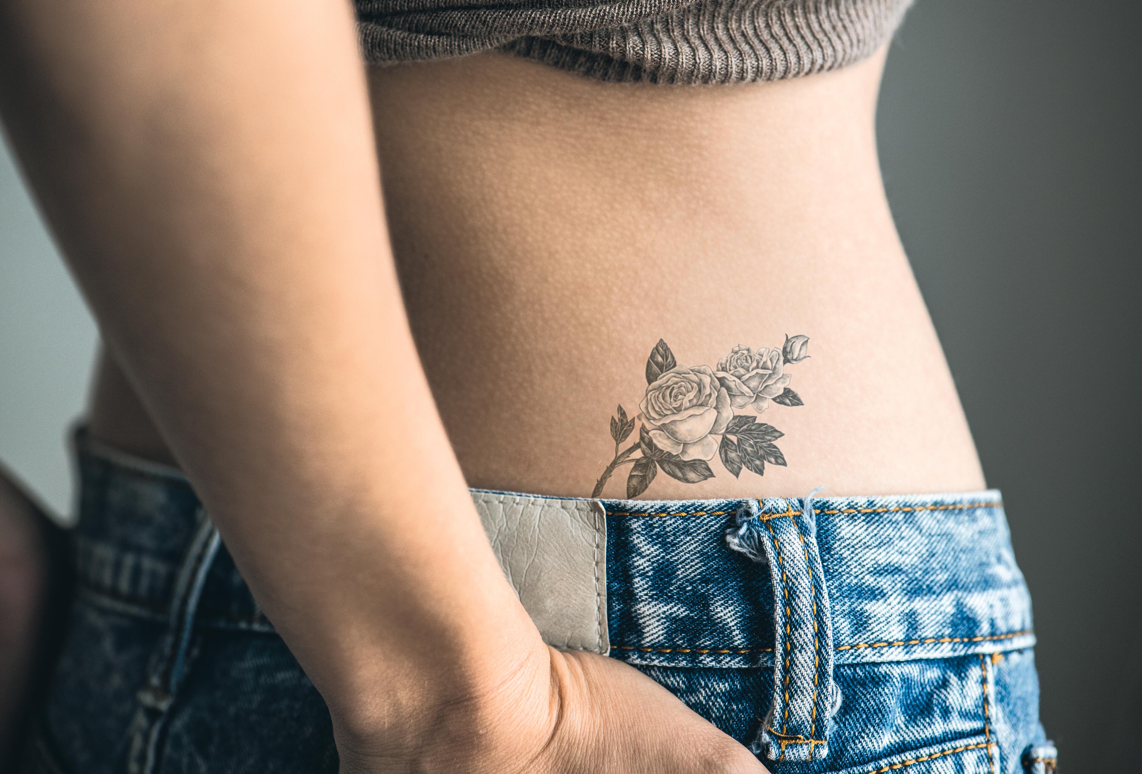 ?AD_TATTOOS_WOMAN-HIP-FLOWERS_LARGE 477x477?