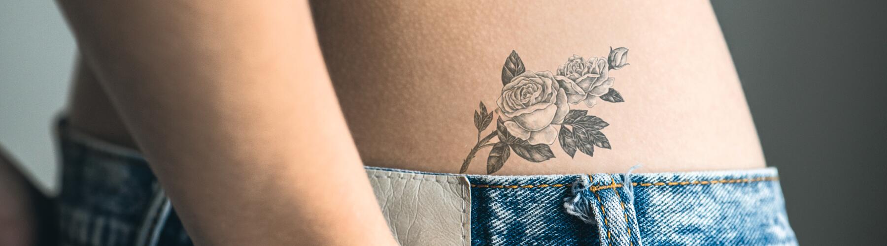 ?AD_TATTOOS_WOMAN-HIP-FLOWERS_LARGE?