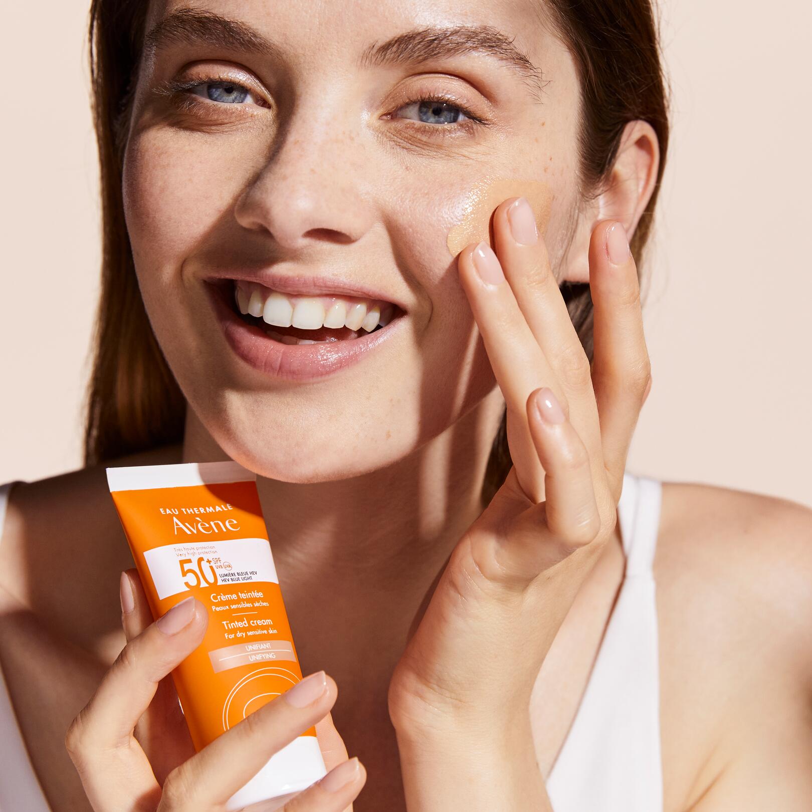 SUN SPF50+ Тониран флуид за лице | Eau Thermale Avène