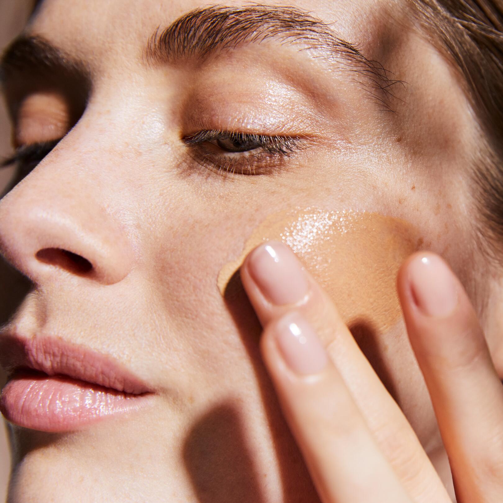 SUN SPF50+ Тониран флуид за лице | Eau Thermale Avène