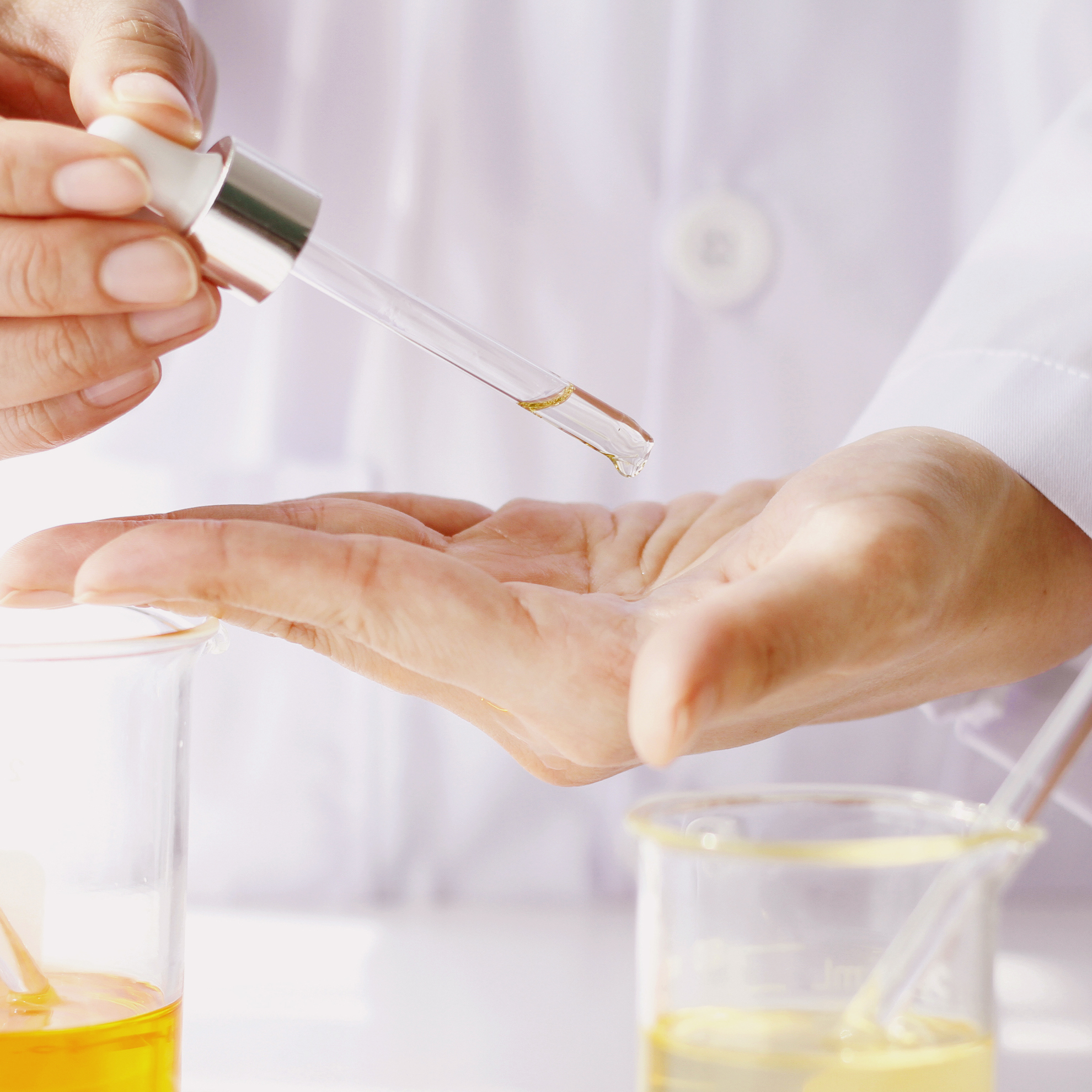 av_solaires_protection_stress-oxydatif_laboratoire_pipette_1x1_473x455