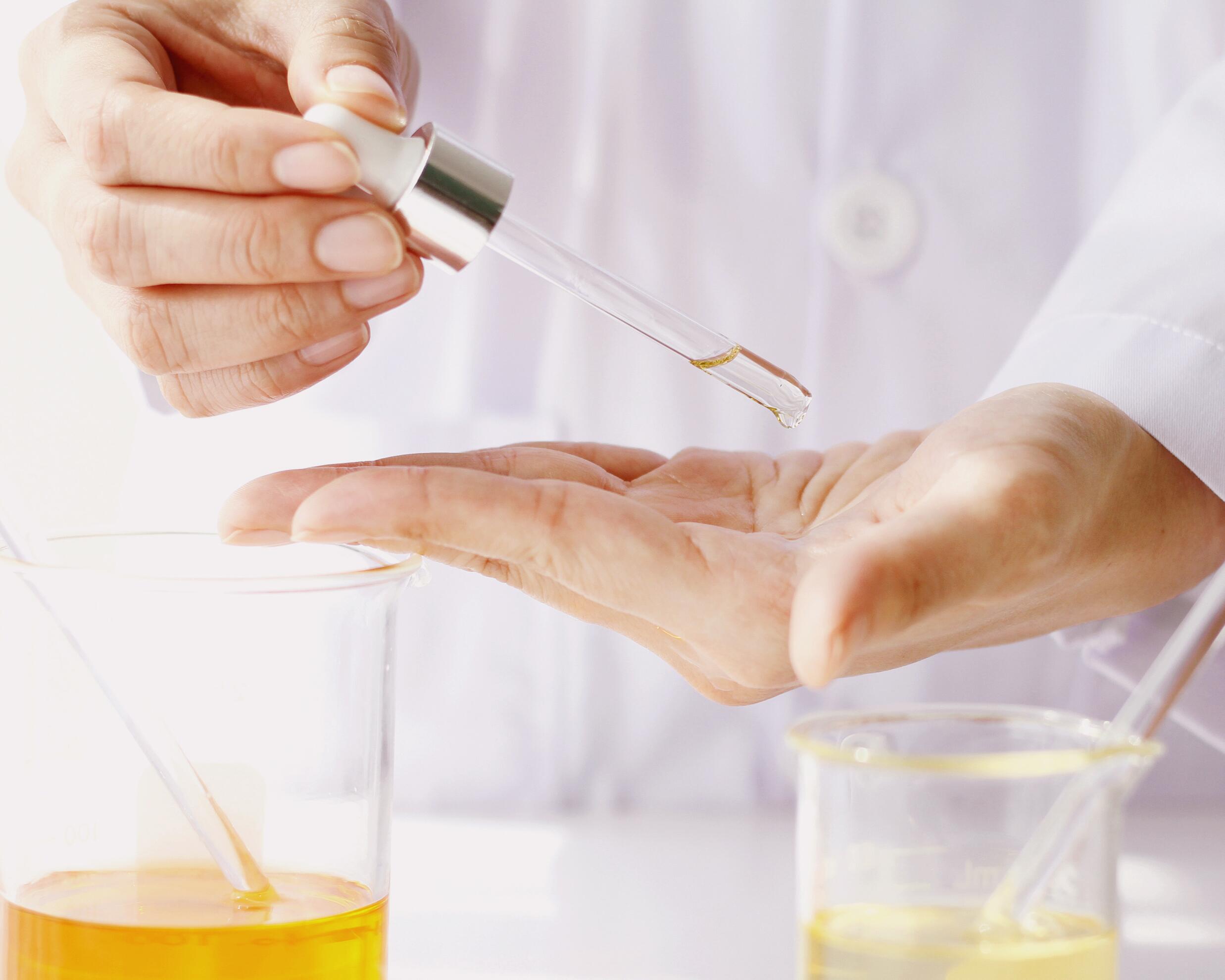 av_solaires_protection_stress-oxydatif_laboratoire_pipette_5x4