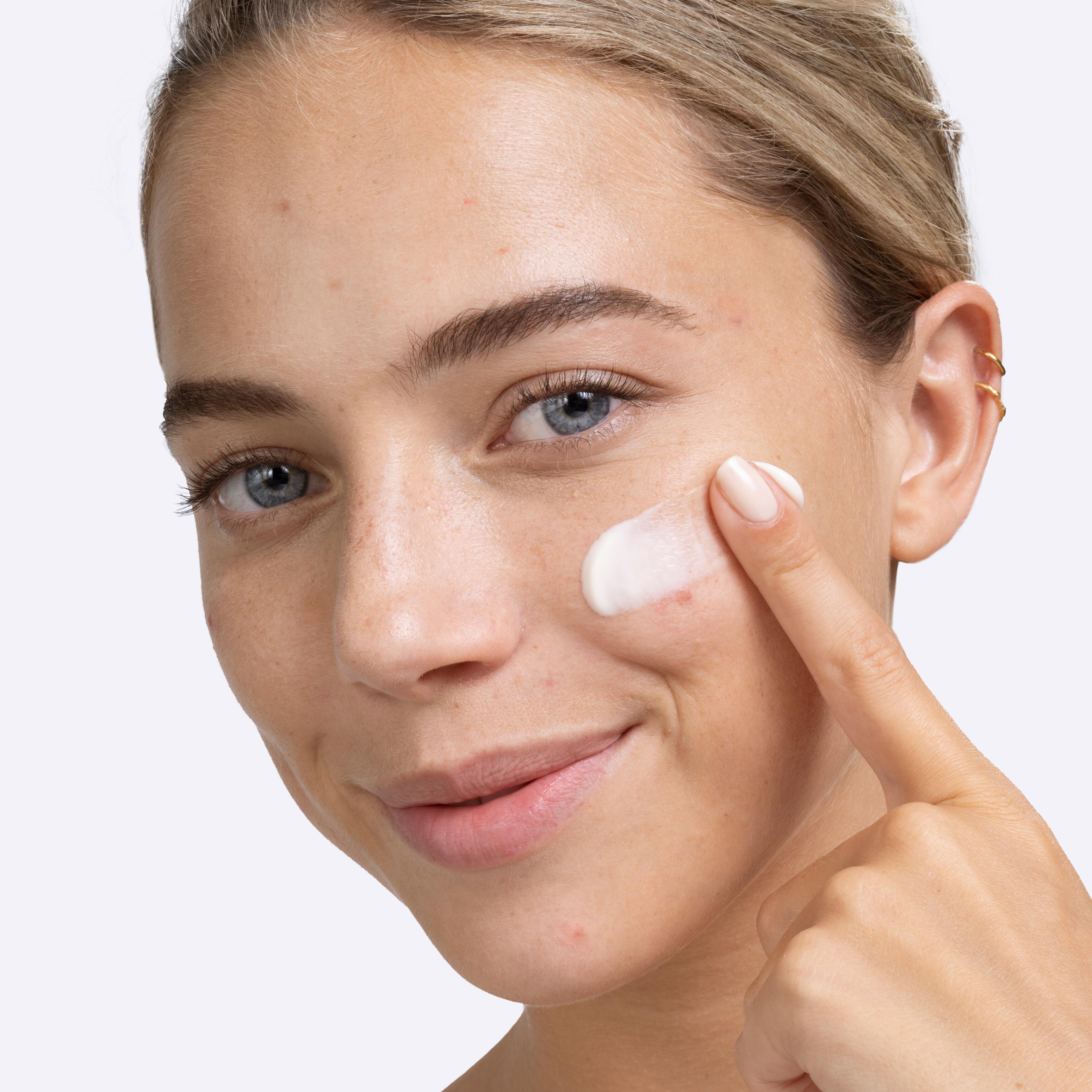 AD_BIOLOGY-AC_MODELS_WOMAN-CREAM_SQUARE_2022