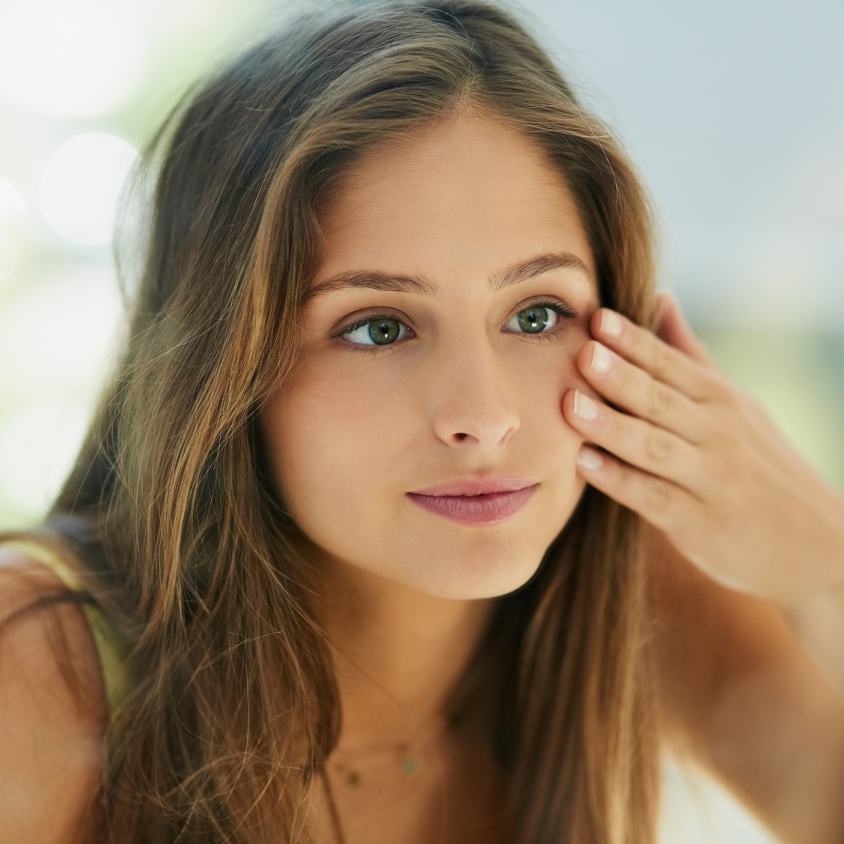 AD_HYDRATING_WOMAN-FACE-HANDS_LARGE_SQUARE_2021