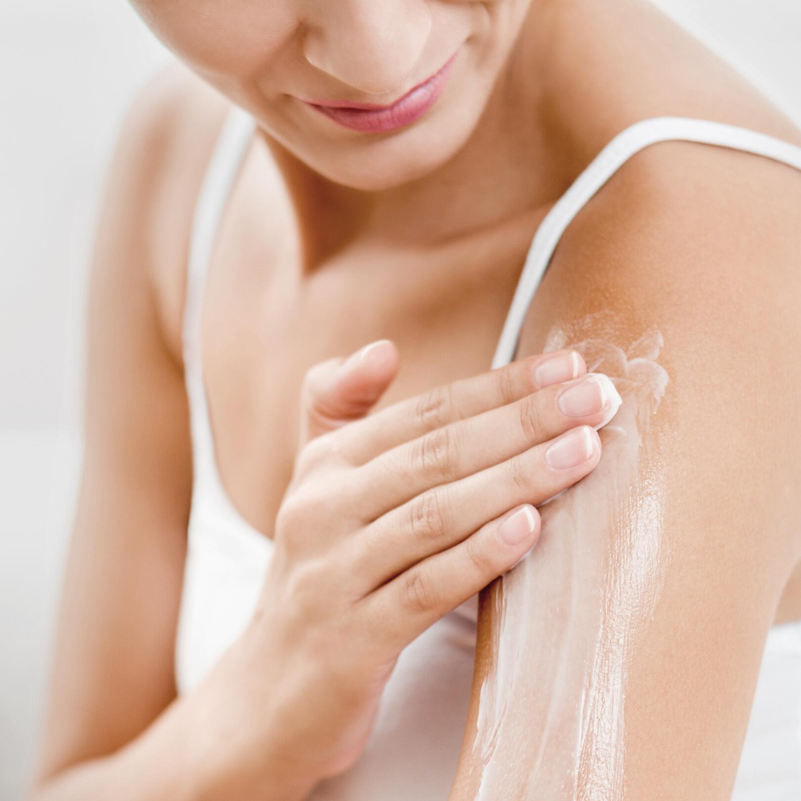av_peau-cancer_femme_application-produit_bras_1x1