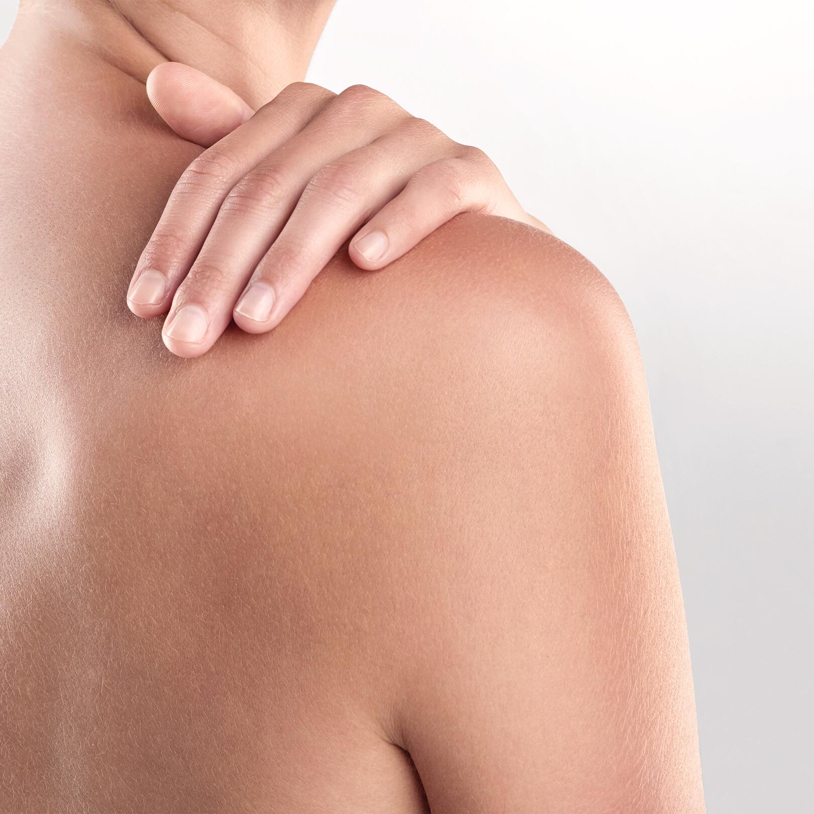 av_peau-cancer_femme_auto-massage_epaule_1x1