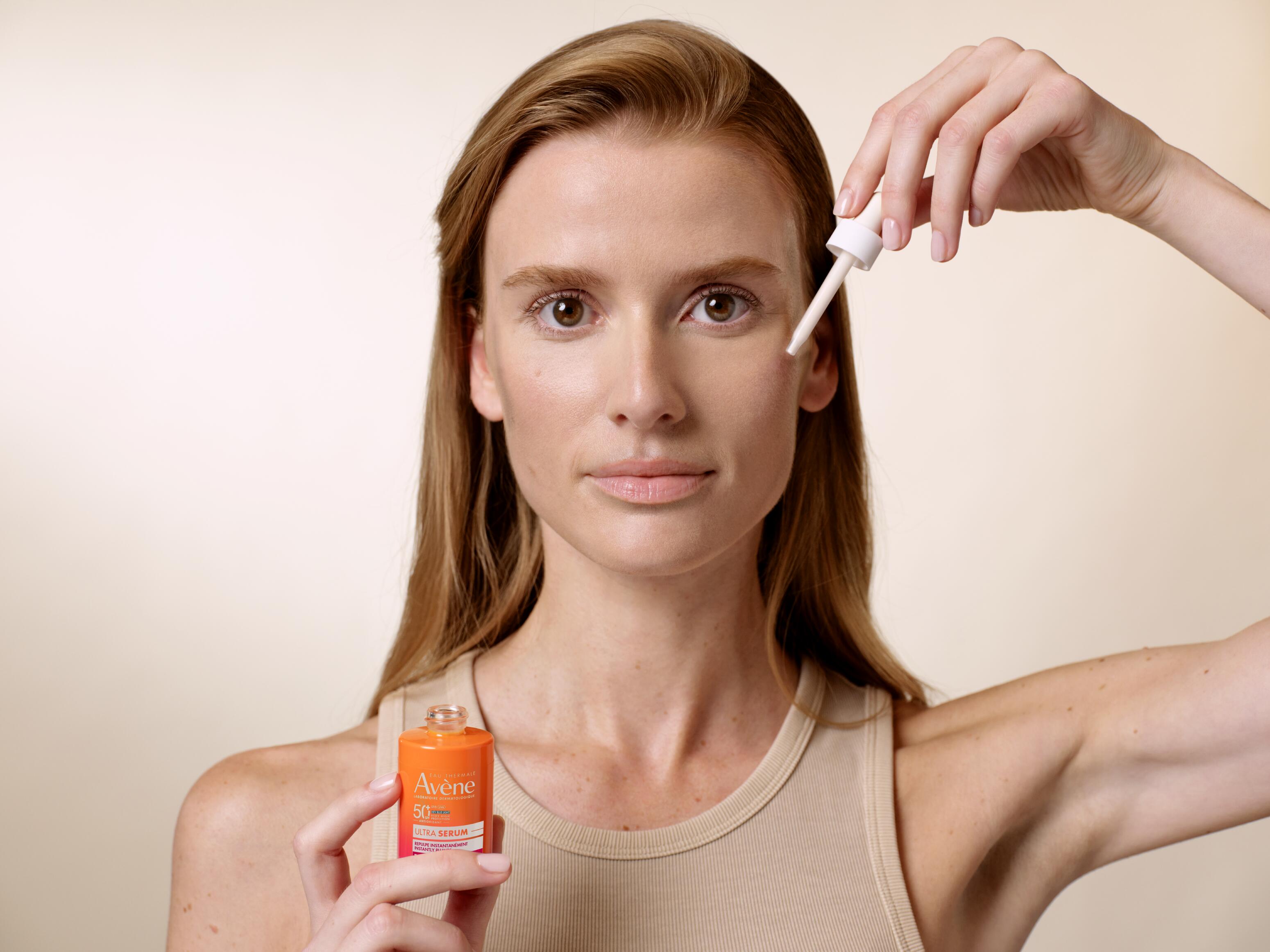 av_suncare_ultra_serum_application_product_model_Elise_full_3282771000558_TIFF