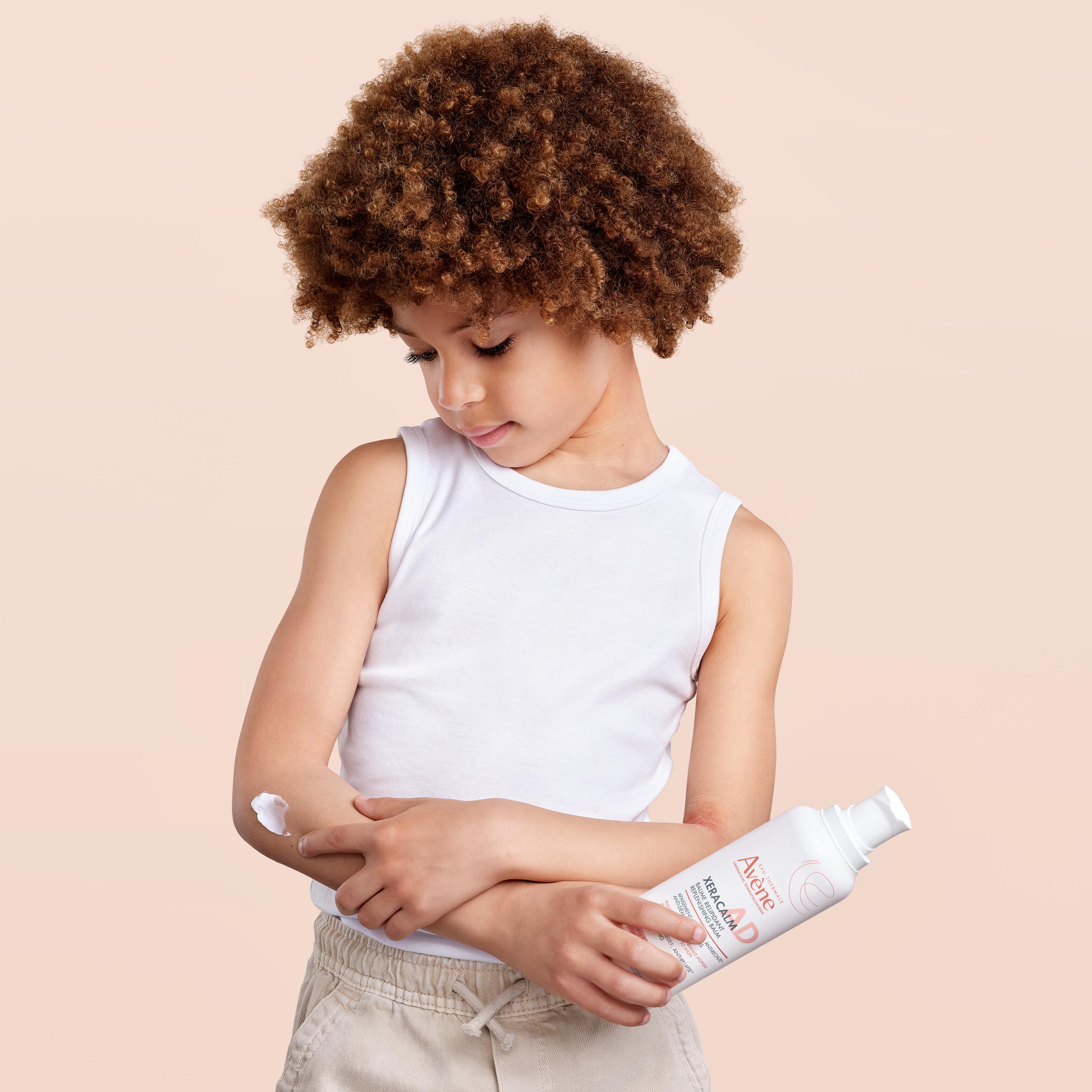 av_xeracalm-ad_replenishing-balm_3282770399523_Tiago-product-application_1x1