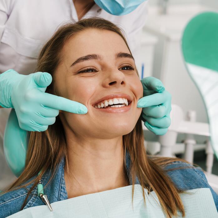 Wyniki testów klinicznych ELGYDIUM Whitening wybielająca szczoteczka do zębów