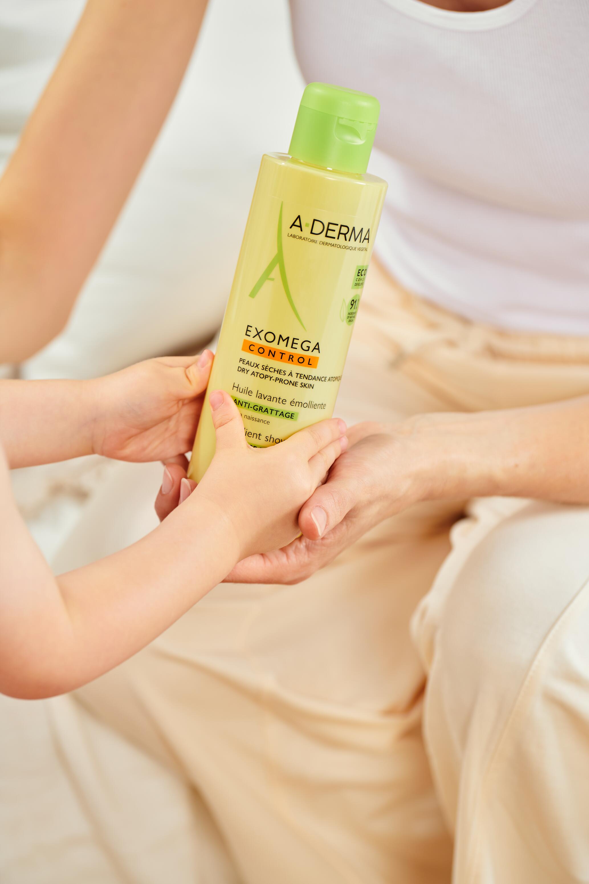 AD_EXOMEGA_SHOWER_OIL_BOY AND MOTHER HANDS_LIFESTYLE_500ML_2022