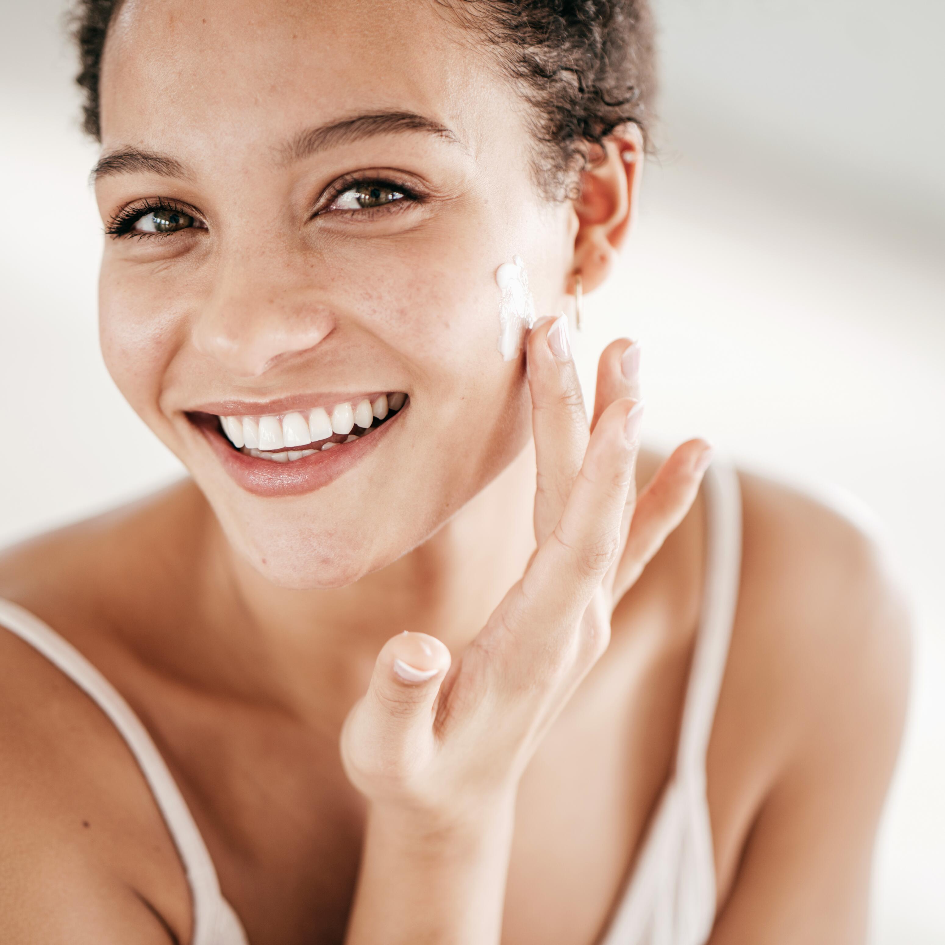 av_maquillage_visage_femme_sourire_creme_1x1