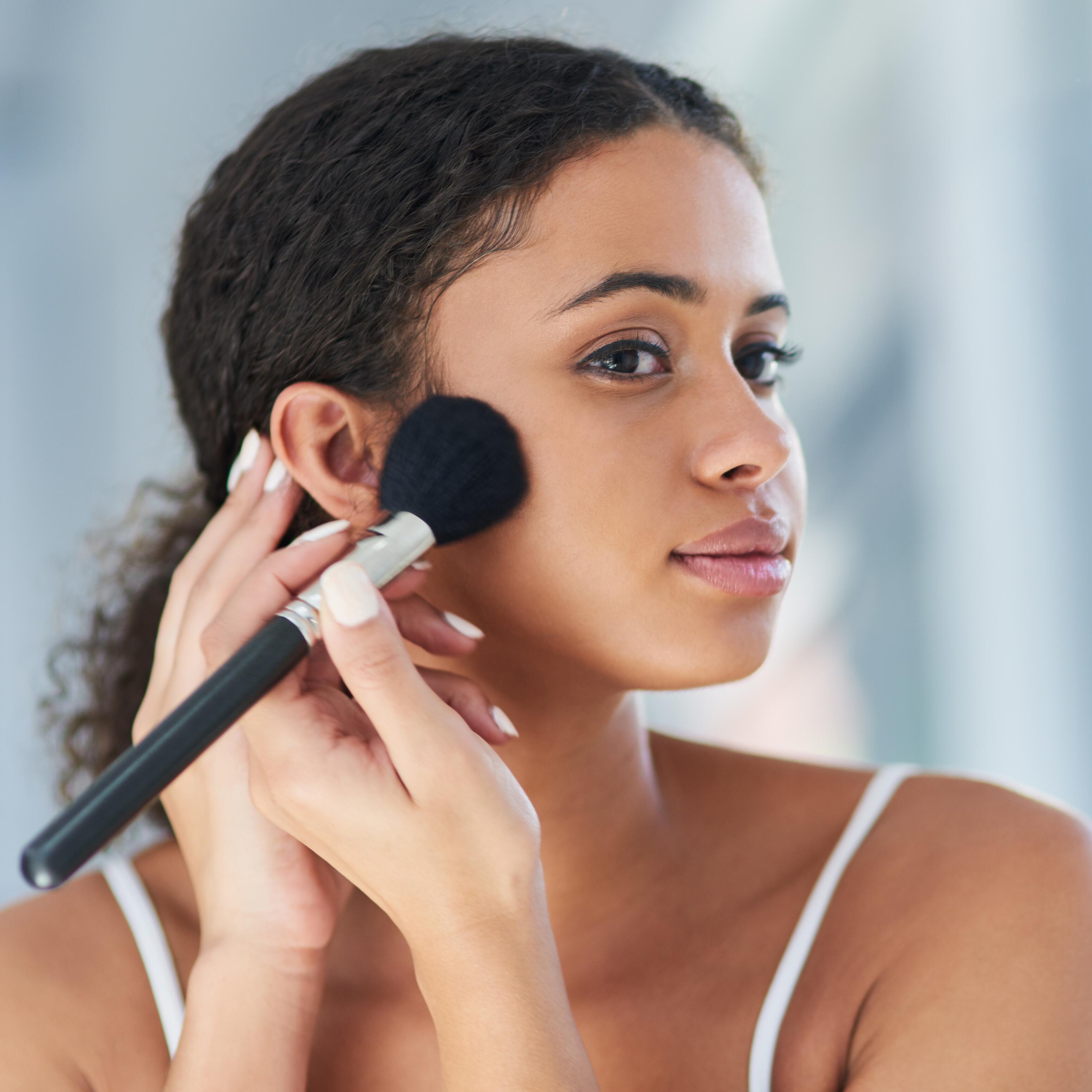 av_maquillage_visage_femme_pinceau_fond-de-teint_1x1