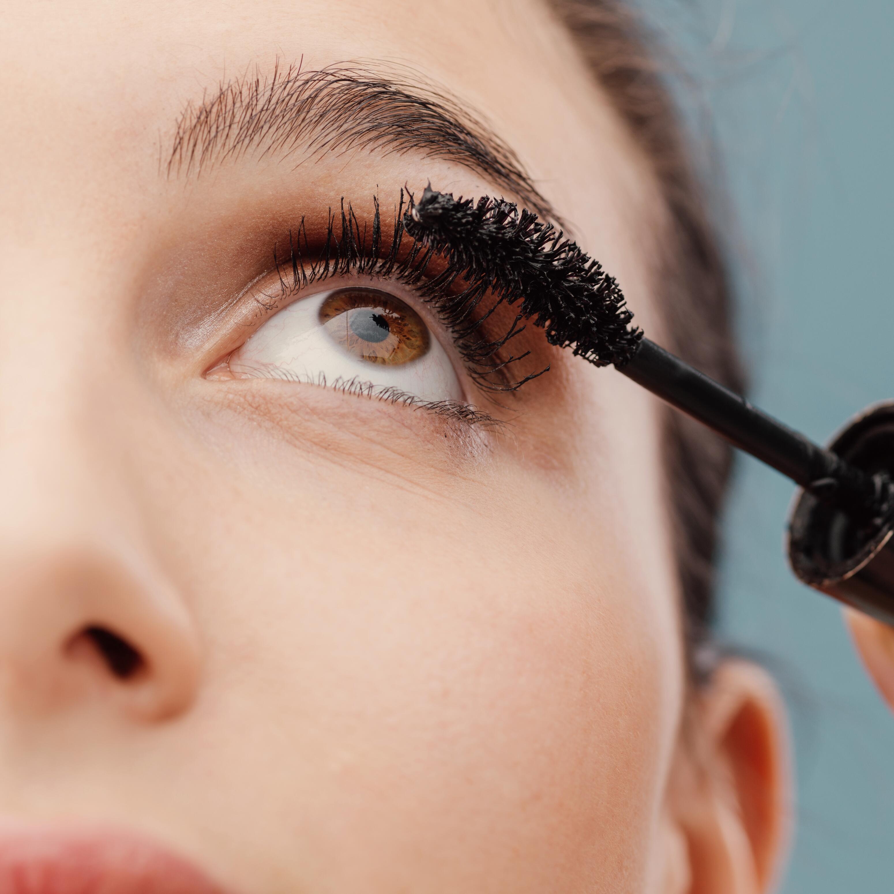 Des toxines dans certains produits de maquillage longue durée
