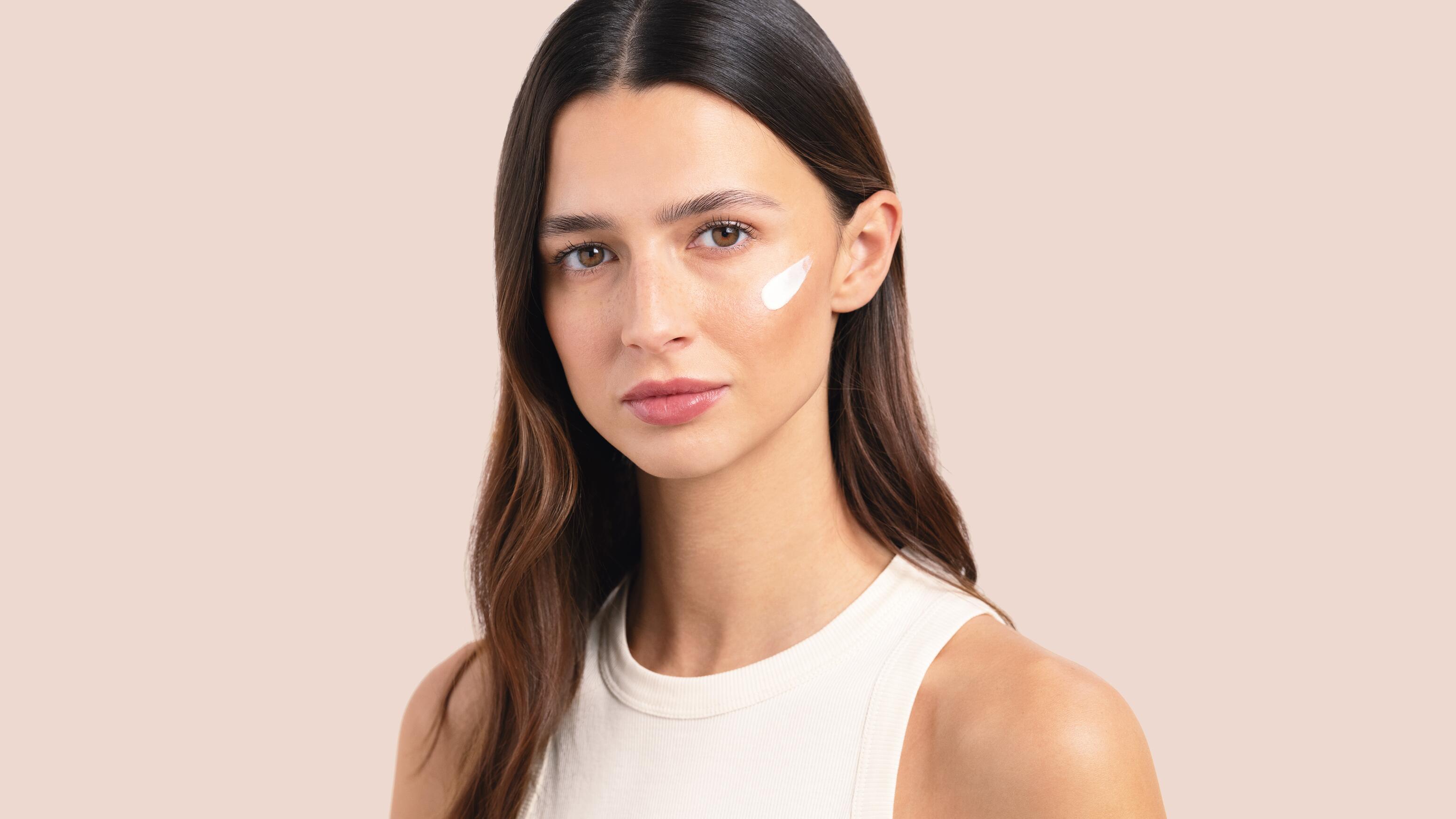 AV_HYDRANCE_YOULIA_CREME_SPF_TEXTURE_ONLY_16_9_RVB