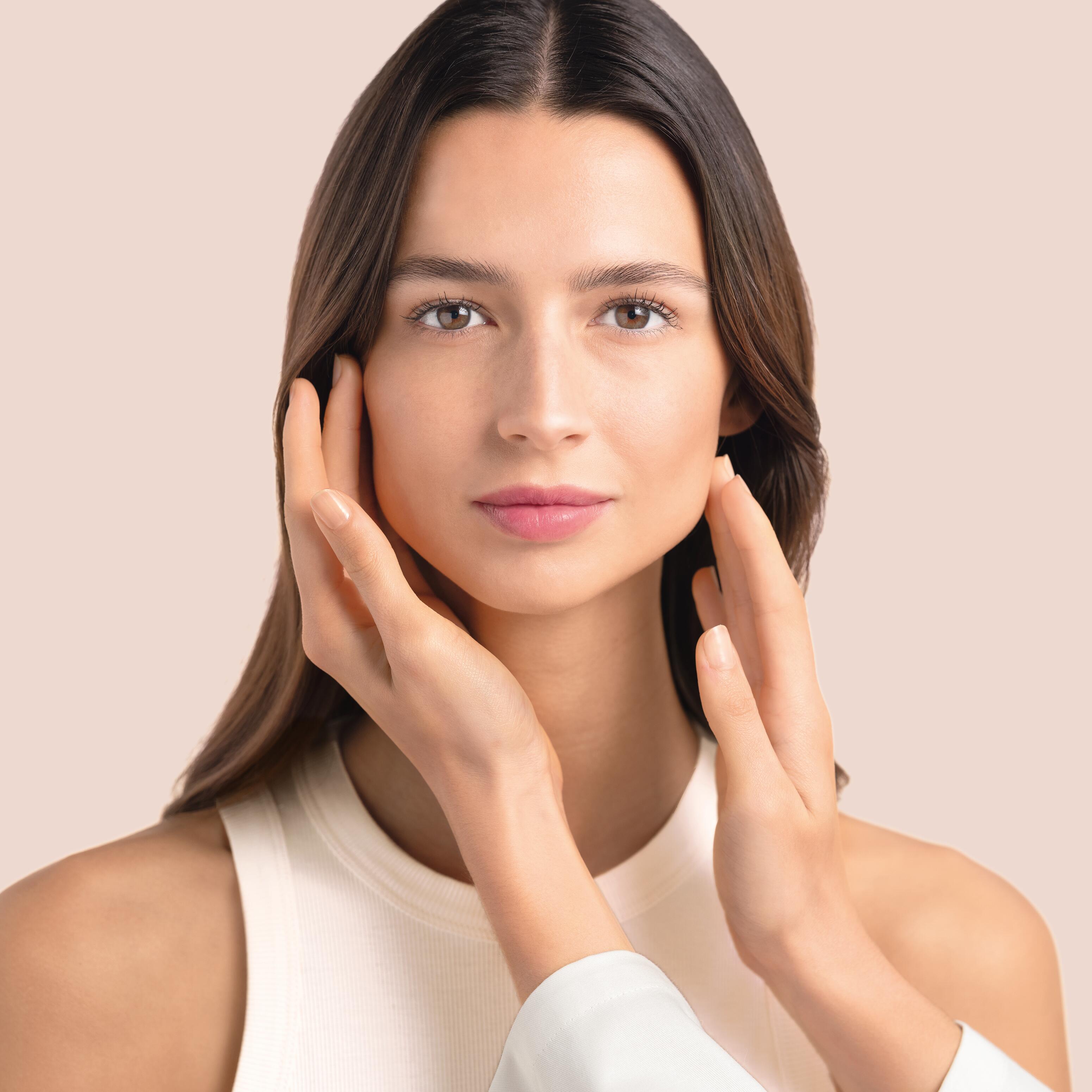 AV_HYDRANCE_YOULIA_AUSCULTATION_DERM_02_1_1_RVB