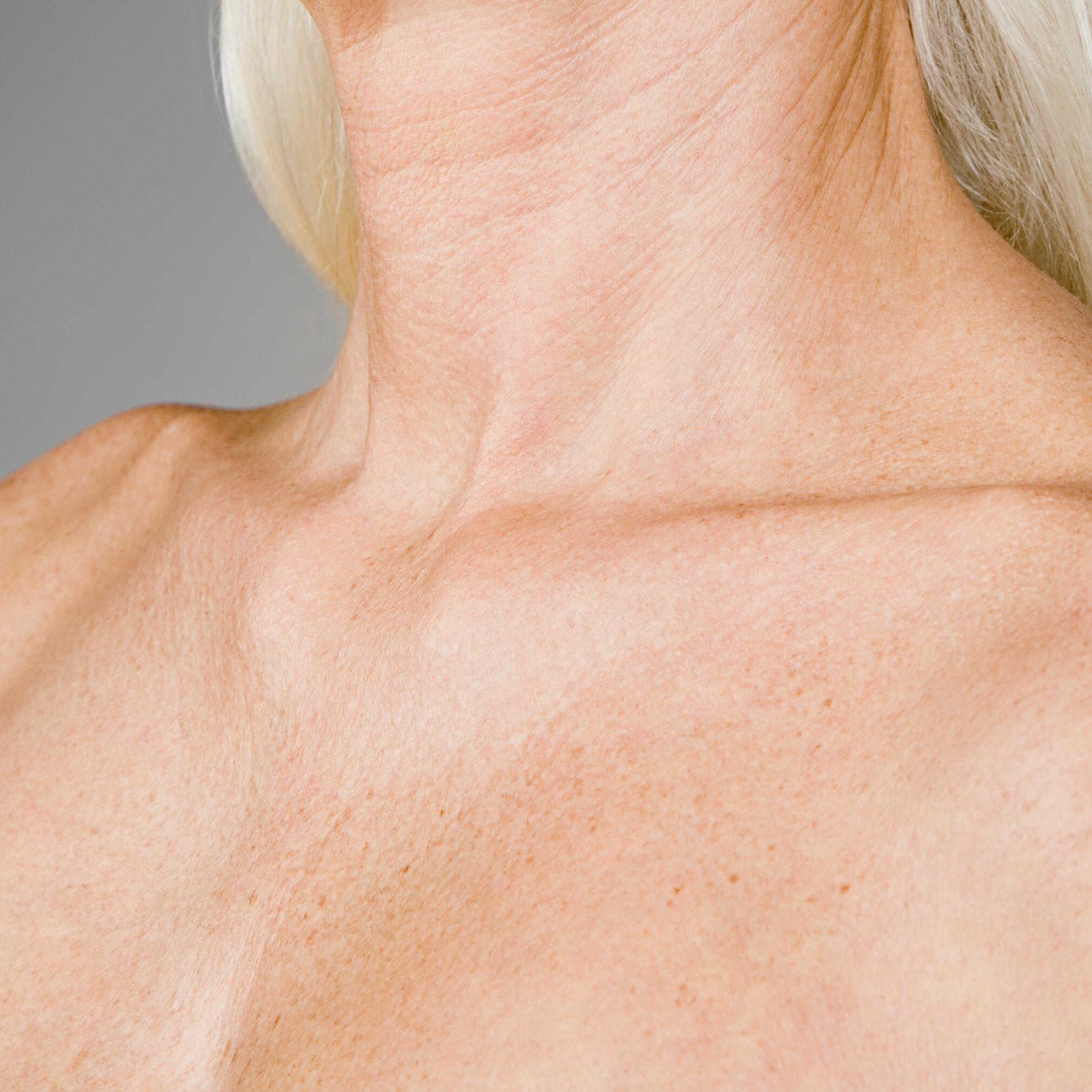 av_anti-age_femme_senior_decollete_1x1_v1