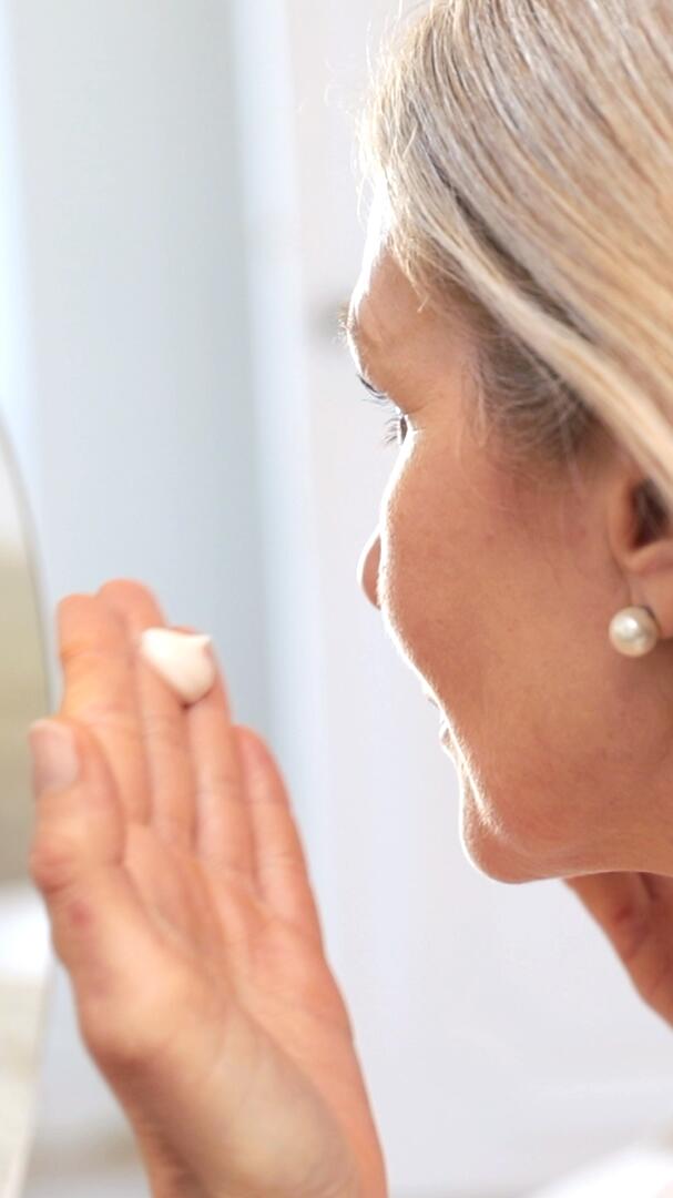 av_anti-age_femme_quinquagenaire_creme_visage_9x16_v1