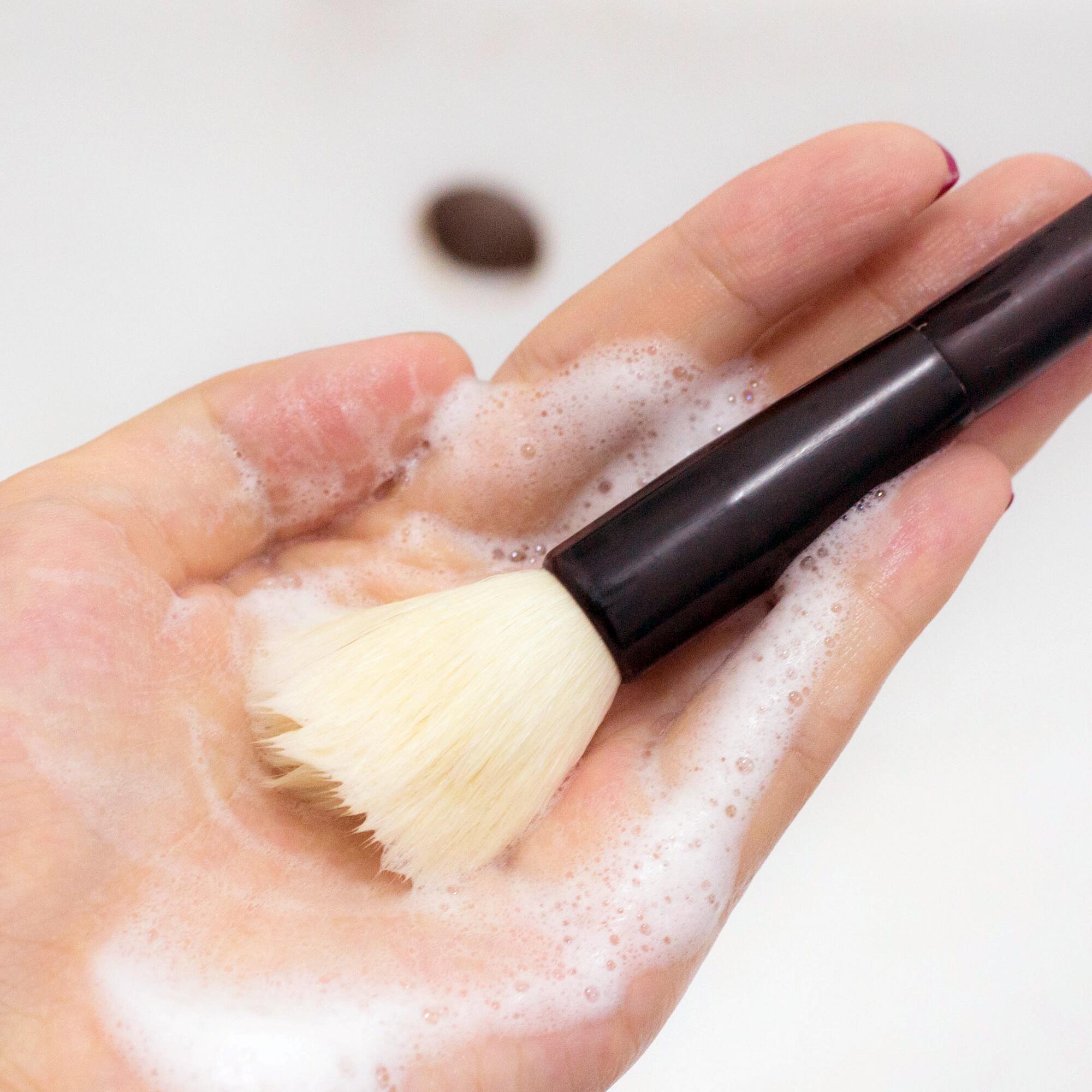 av_acne_maquillage_accessoires_1x1 472x472