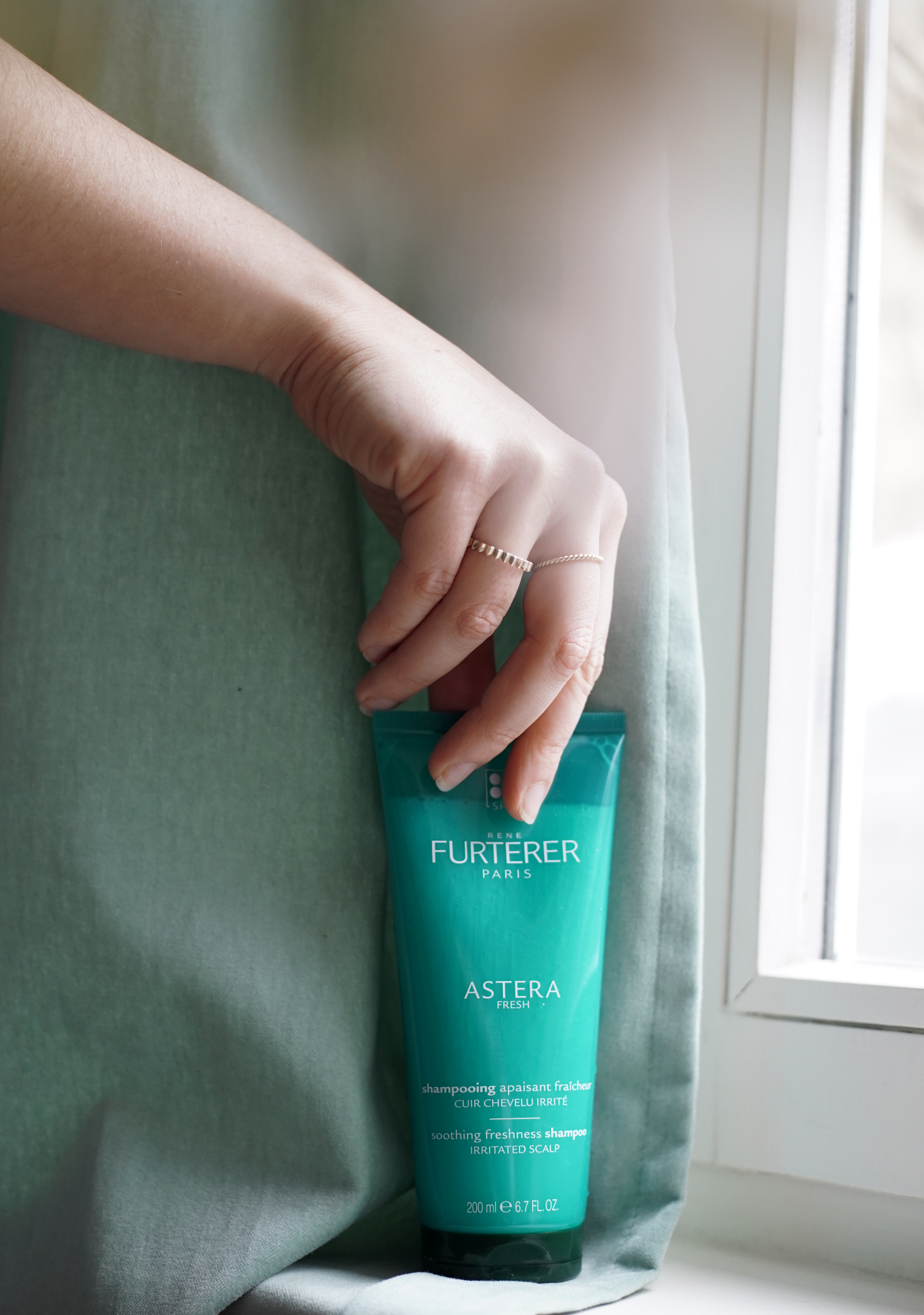 Je me lave les cheveux tous les jours en alternant avec un shampoing rafraichissant comme Astera Fresh, et un shampoing antichute, Triphasic, en cas d’épisode marqué de chute réactionnelle. J’aime la complémentarité des deux.