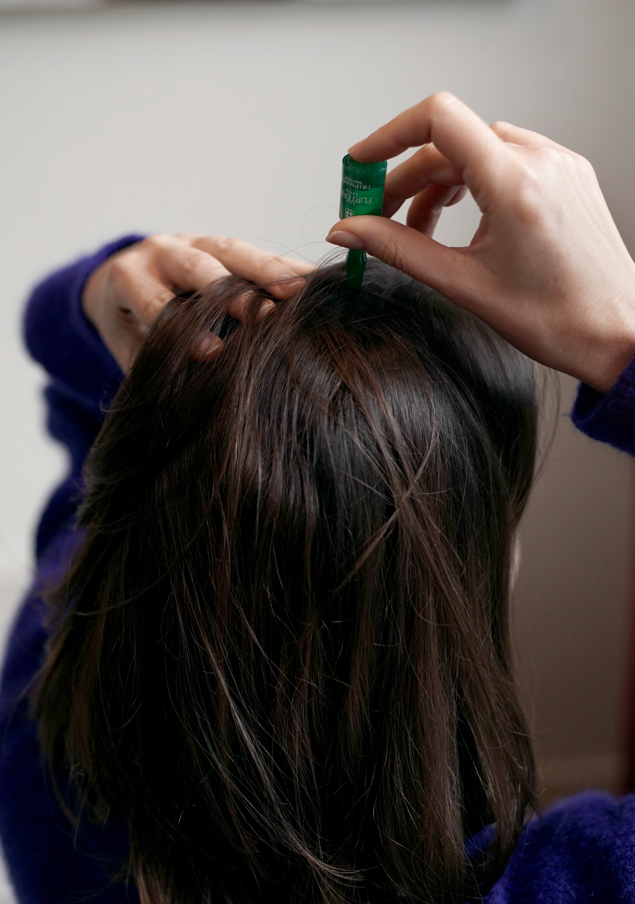 Pour aider mes cheveux face à la chute, je fais une cure de trois mois de Triphasic, des ampoules faciles à appliquer une fois par semaine, sans rinçage, et qui laissent une bonne odeur d’huiles essentielles.
