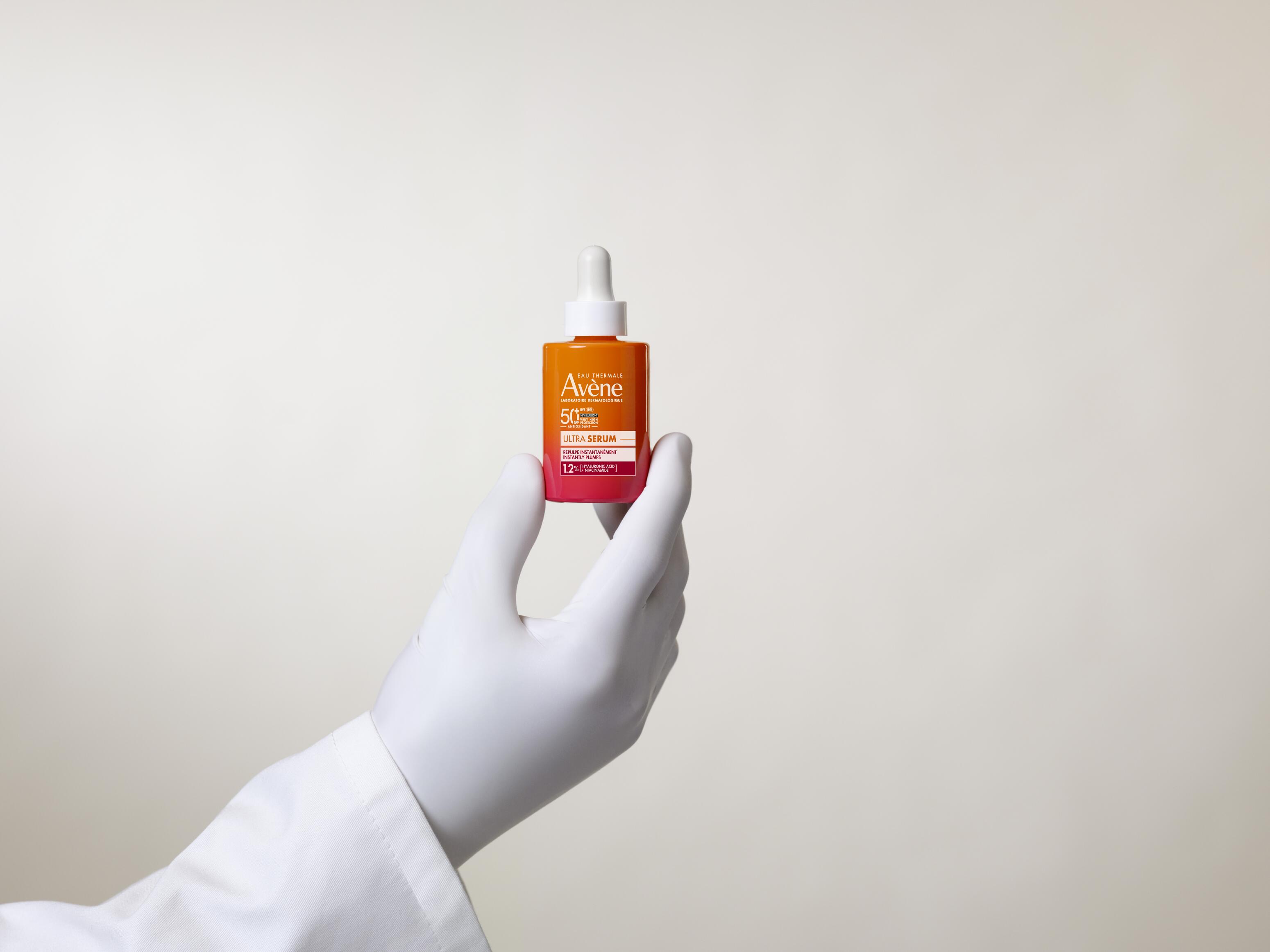 av_suncare_ultra_serum_product_model_Baptiste_full_3282771000558_JPEG