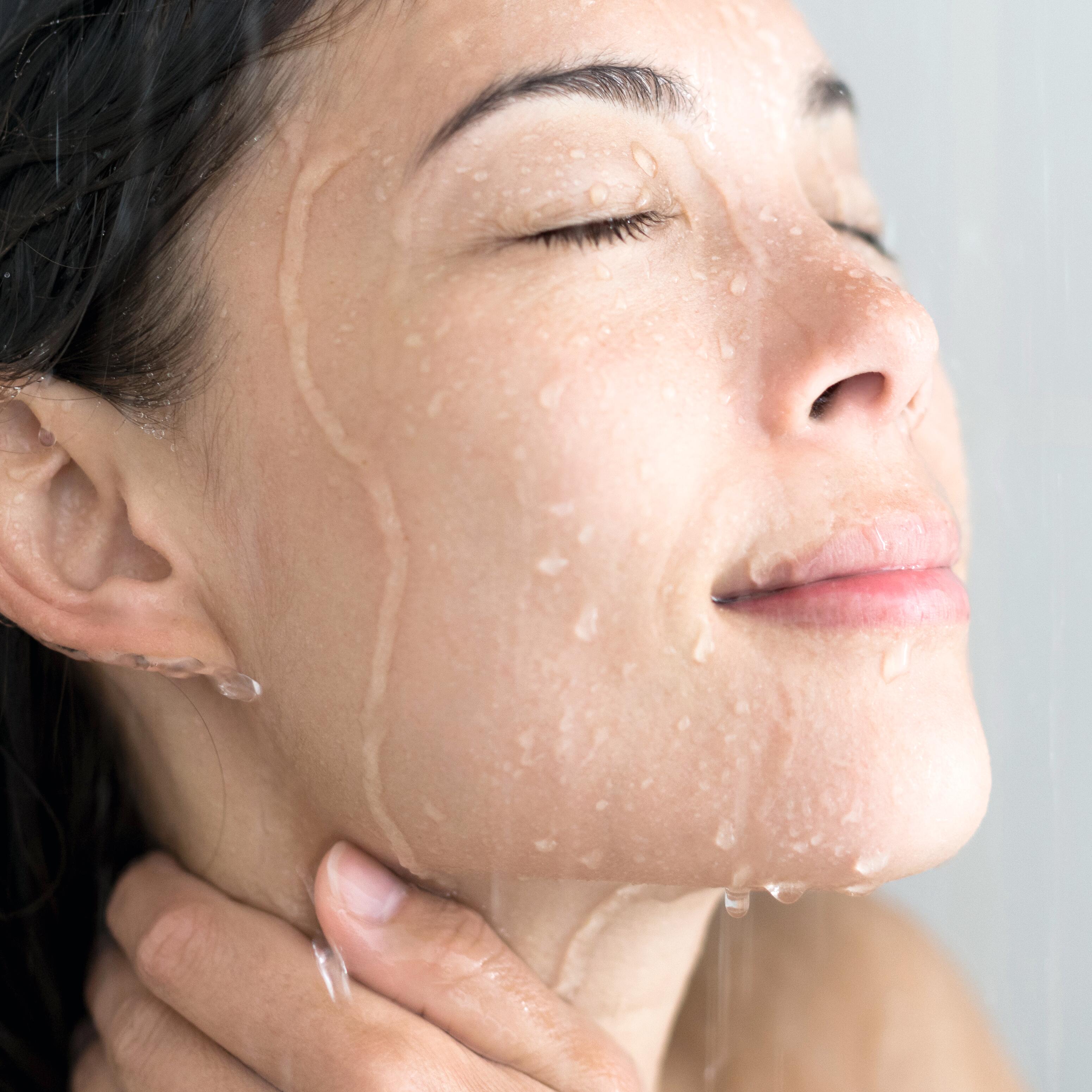 AD_SHOWER_WOMAN-UNDER-WATER_SQUARE_2021