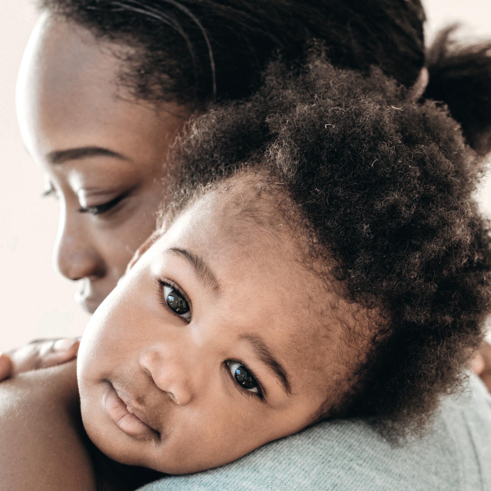 AD_LIFE-MOMENTS_MOTHER-CHILD-WINDOW_SQUARE_2021