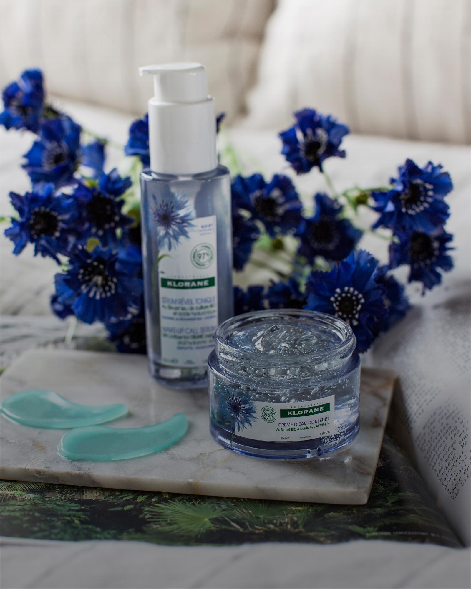 Die Integration von Kornblumenextrakt in unsere beruhigenden Formulierungen für empfindliche Augen erfolgt weniger als 50 km entfernt, an unserem Standort in Soual, wo die Klorane Produkte ihre Form annehmen. Und nach Abschluss dieses sorgfältig und mehrfach überprüften Verfahrens sind unsere Pflegeprodukte mit BIO-Kornblume dann endlich bereit für eine sanfte Anwendung auf Ihrer Haut!