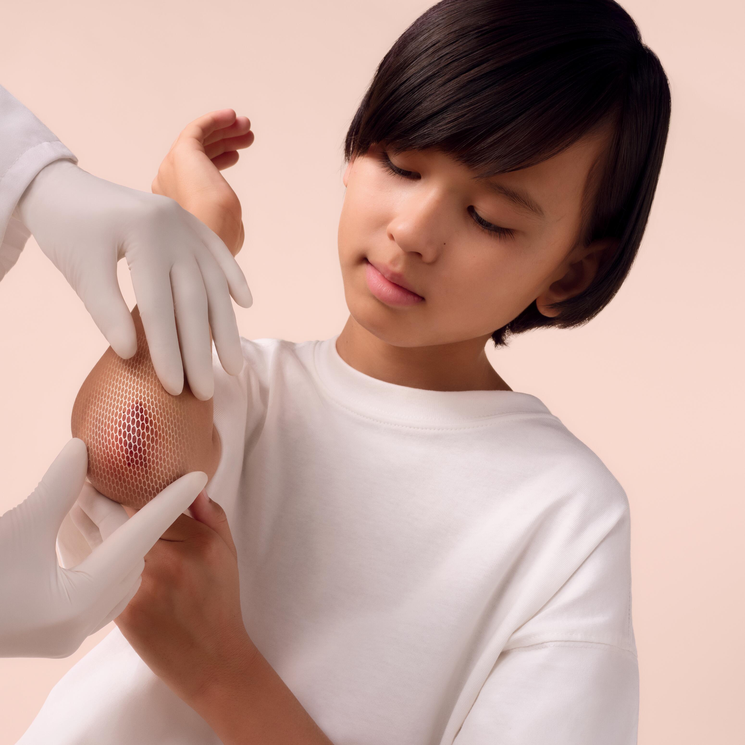 AV_Cicalfate--cream_3282770204667_child-dermatologist_scratches_RVB_1x1_maillage