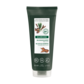 Le Gel douche au parfum Ecorce de Cèdre dépose un léger film protecteur sur la peau pour préserver durablement son hydratation.