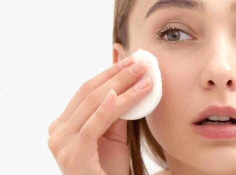Hoe leeft u elke dag met een huid met een neiging tot acne?