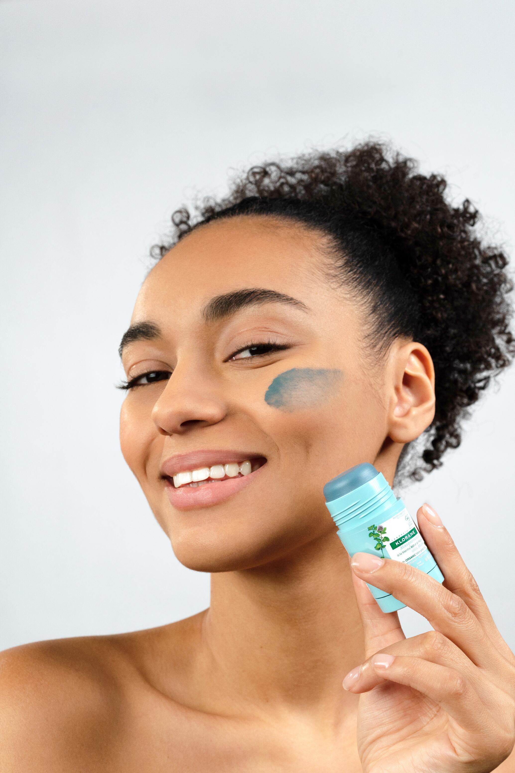 kl_mint_facecare_mask_woman-model-2_ores_2023