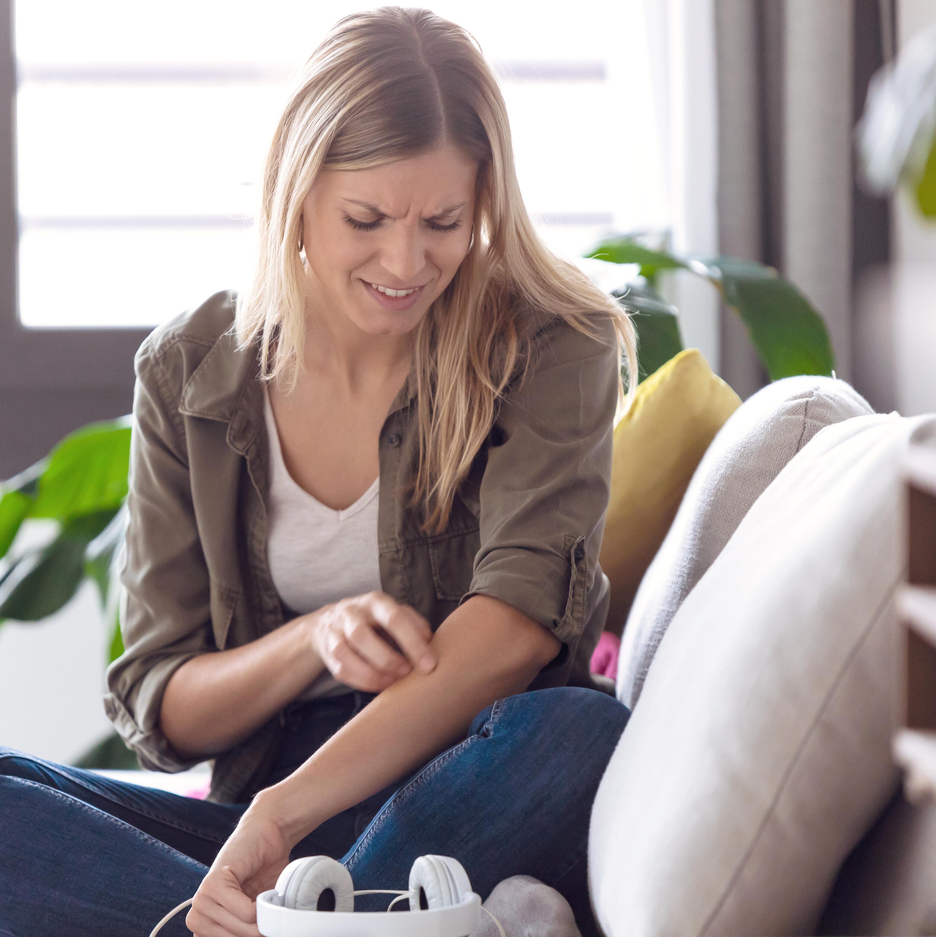 av_eczema-psoriasis_femme_demangeaisons_bras_1x1