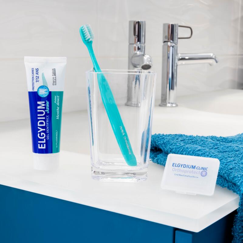 Escova de dentes ortodôntica ELGYDIUM Clinic de 7 a 12 anos