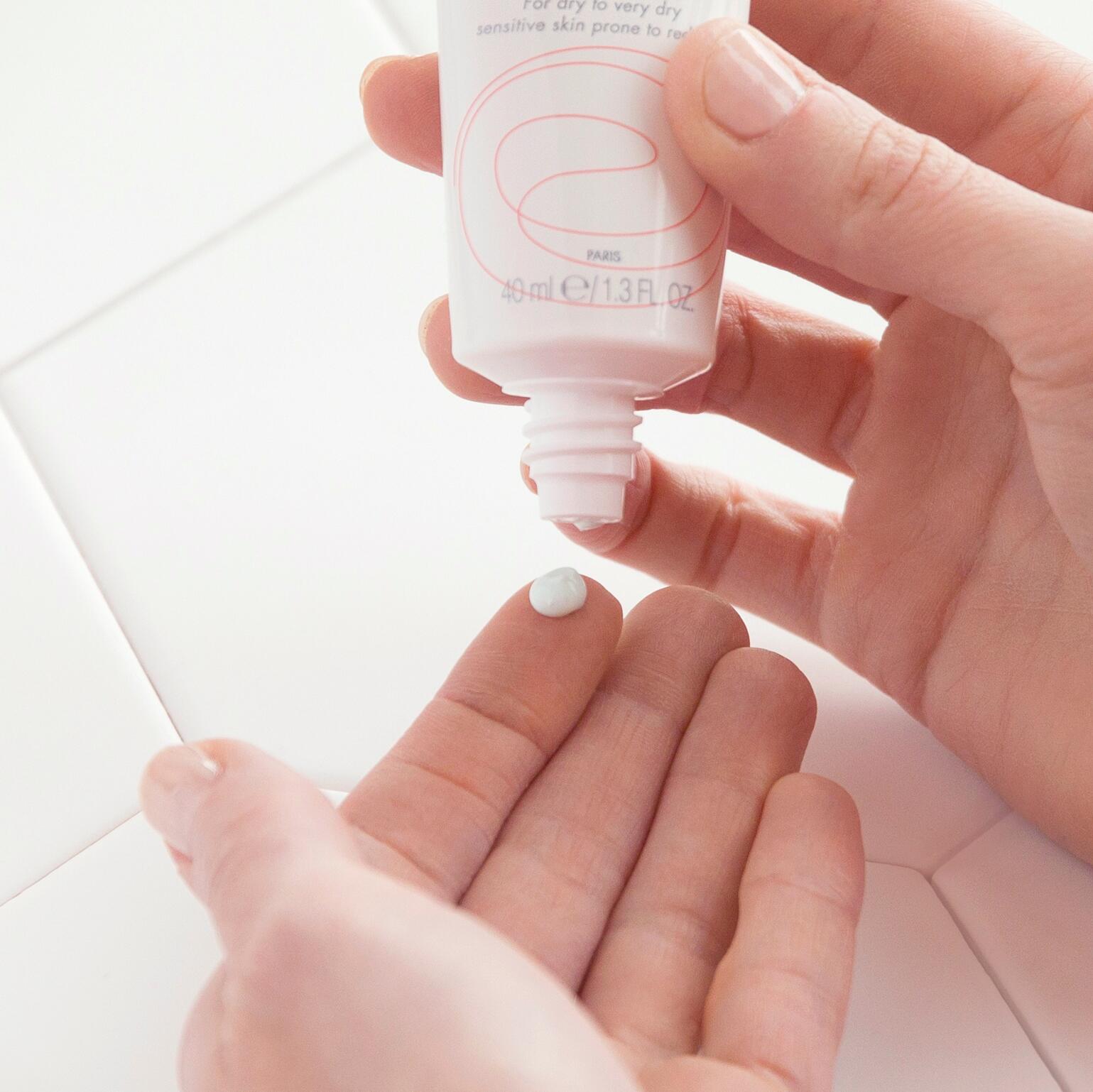 av_peaux-sensibles_creme-apaisante_application_1x1